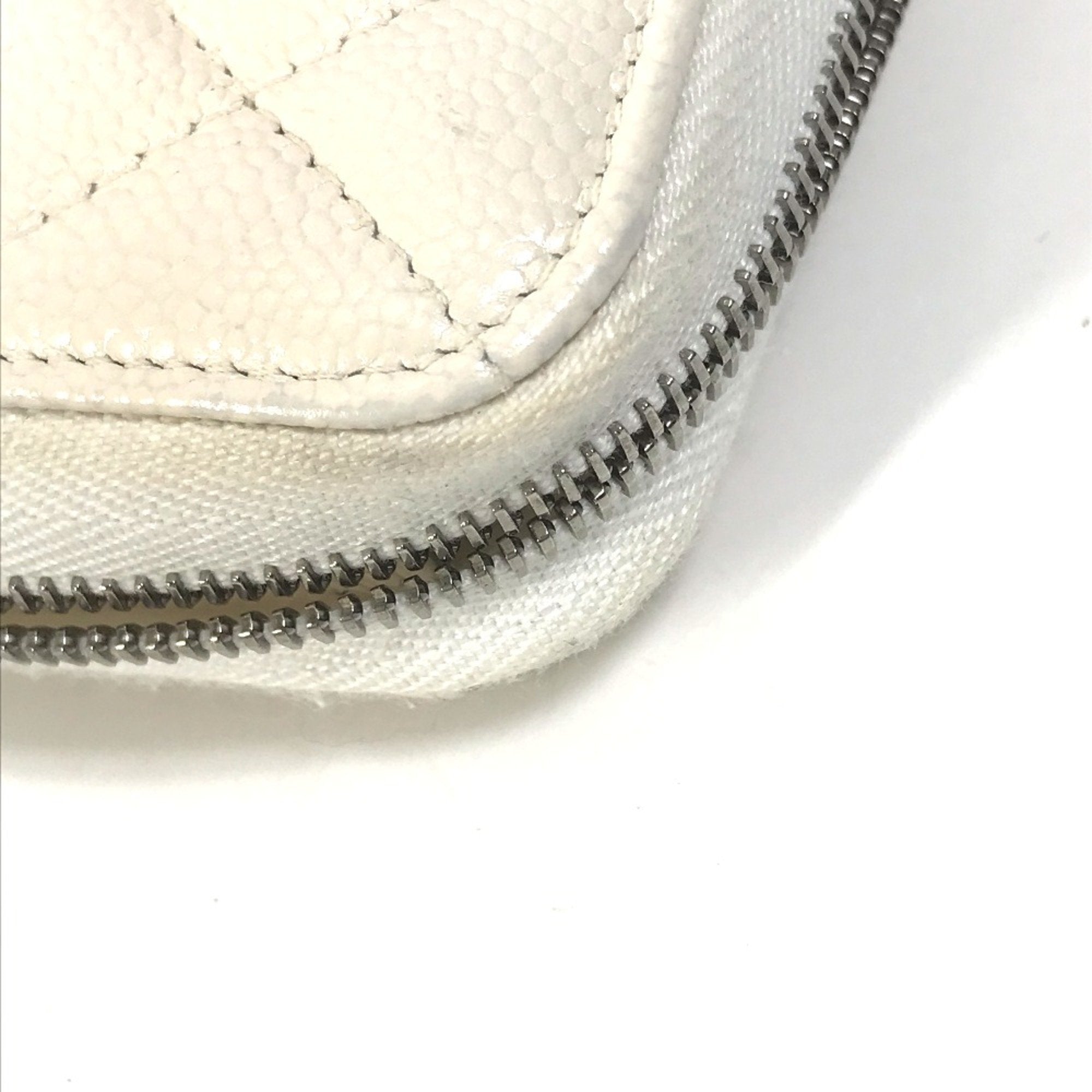 Chanel White Leather Long Wallet (Bi-Fold) (Pre-Owned)