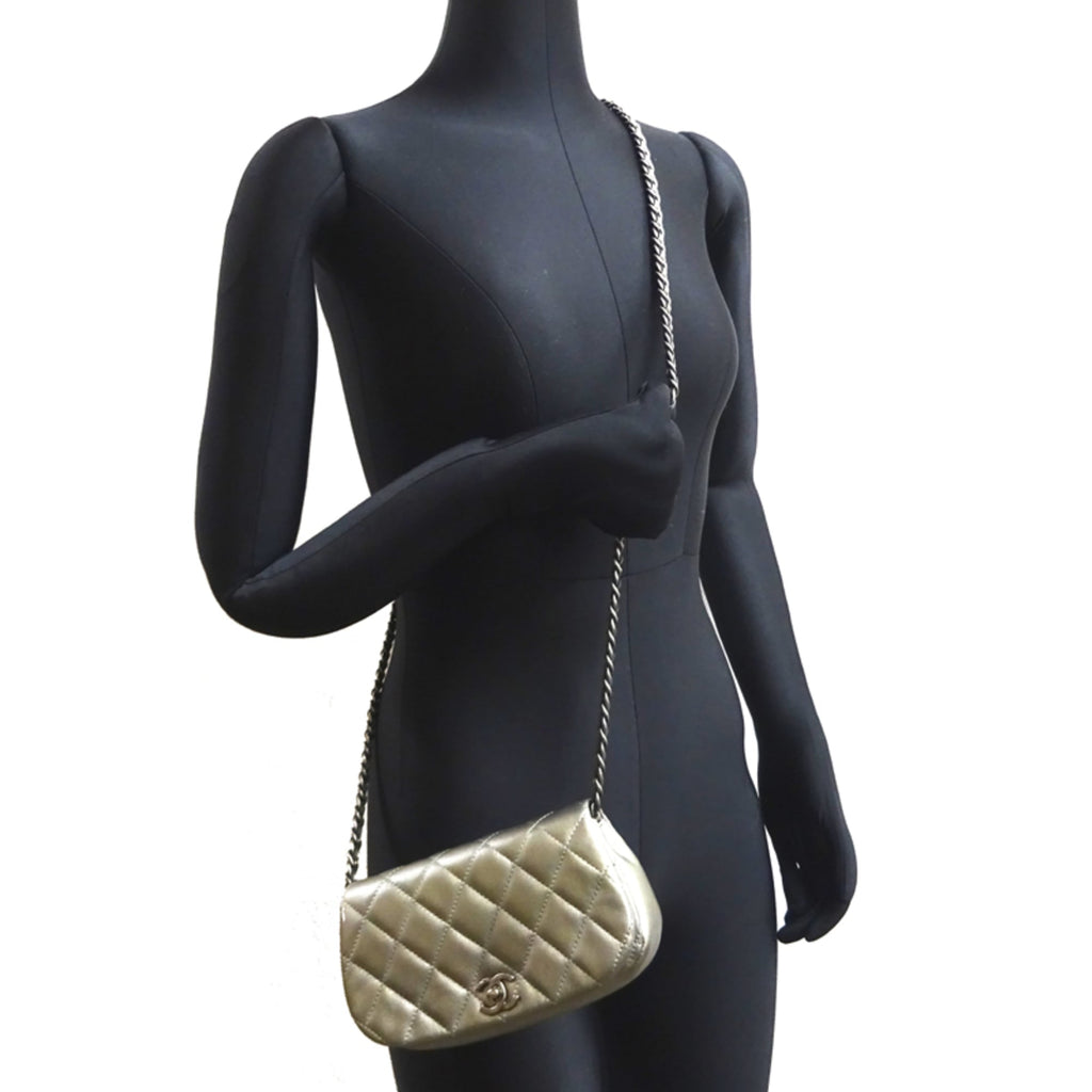 Chanel Matelasse Silver Leather Shoulder Bag (Pre-Owned)