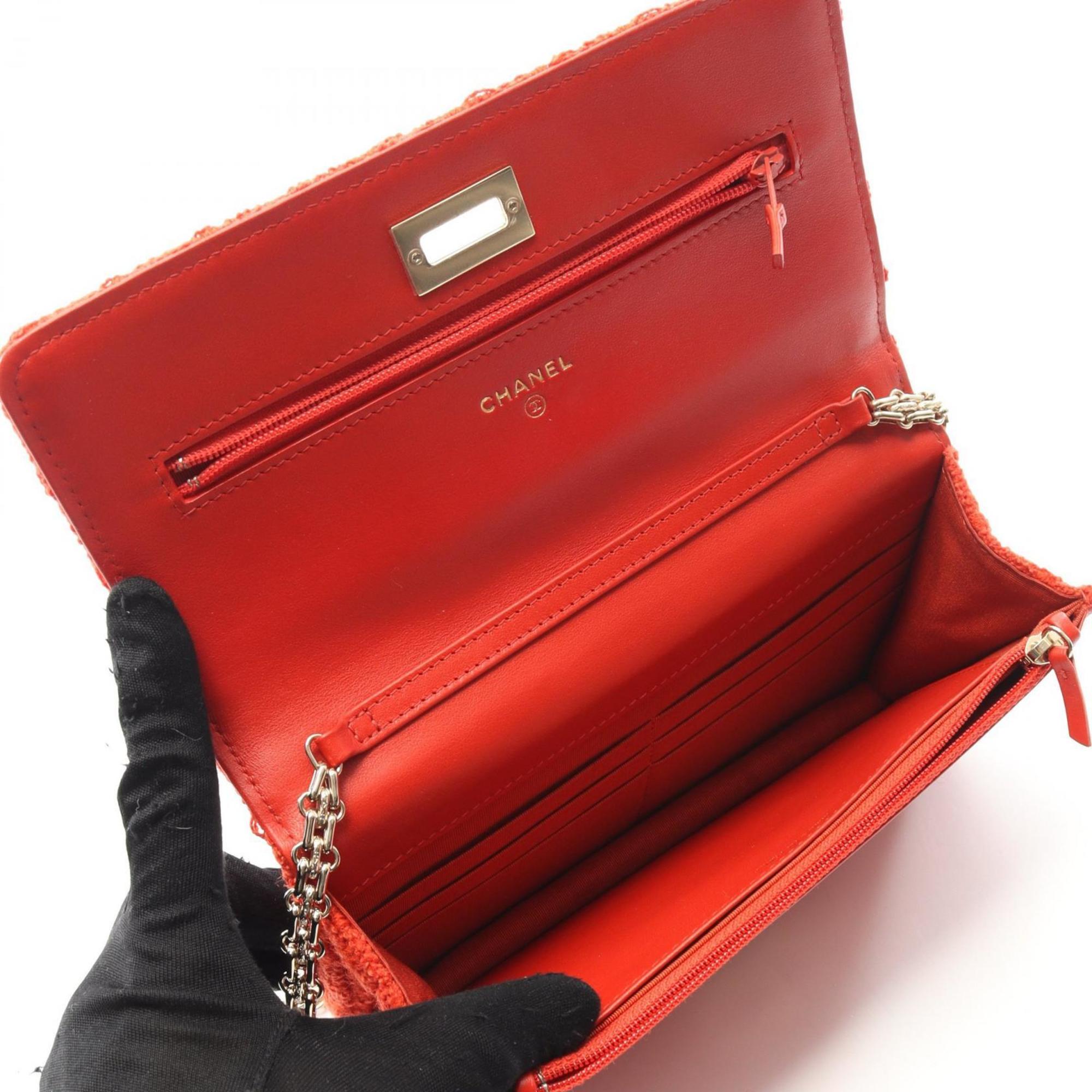 Chanel Red Color Fabric Shoulder Bag (Pre-Owned)