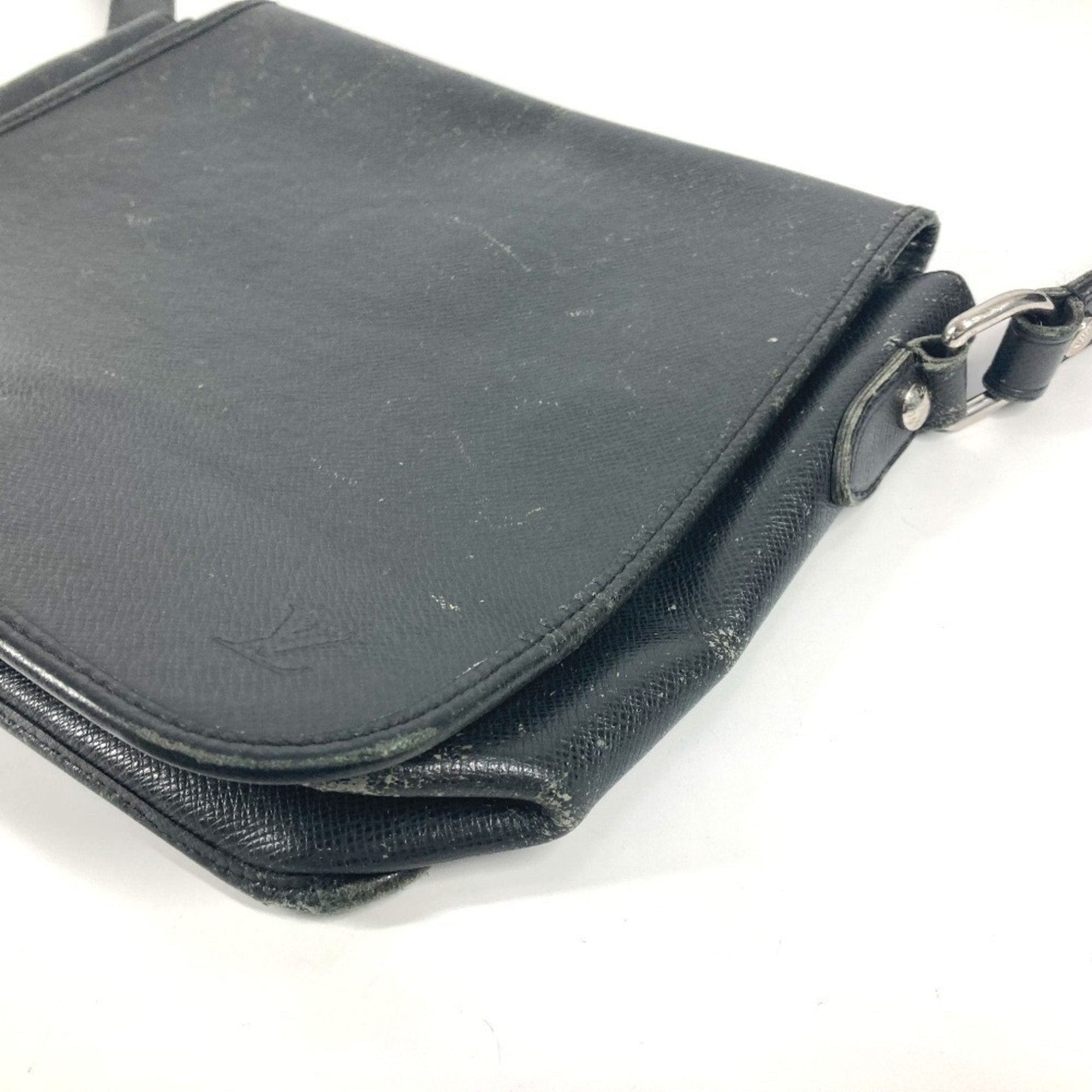 Louis Vuitton Ardoise Black Taiga Leather Shoulder Bag (Pre-Owned)