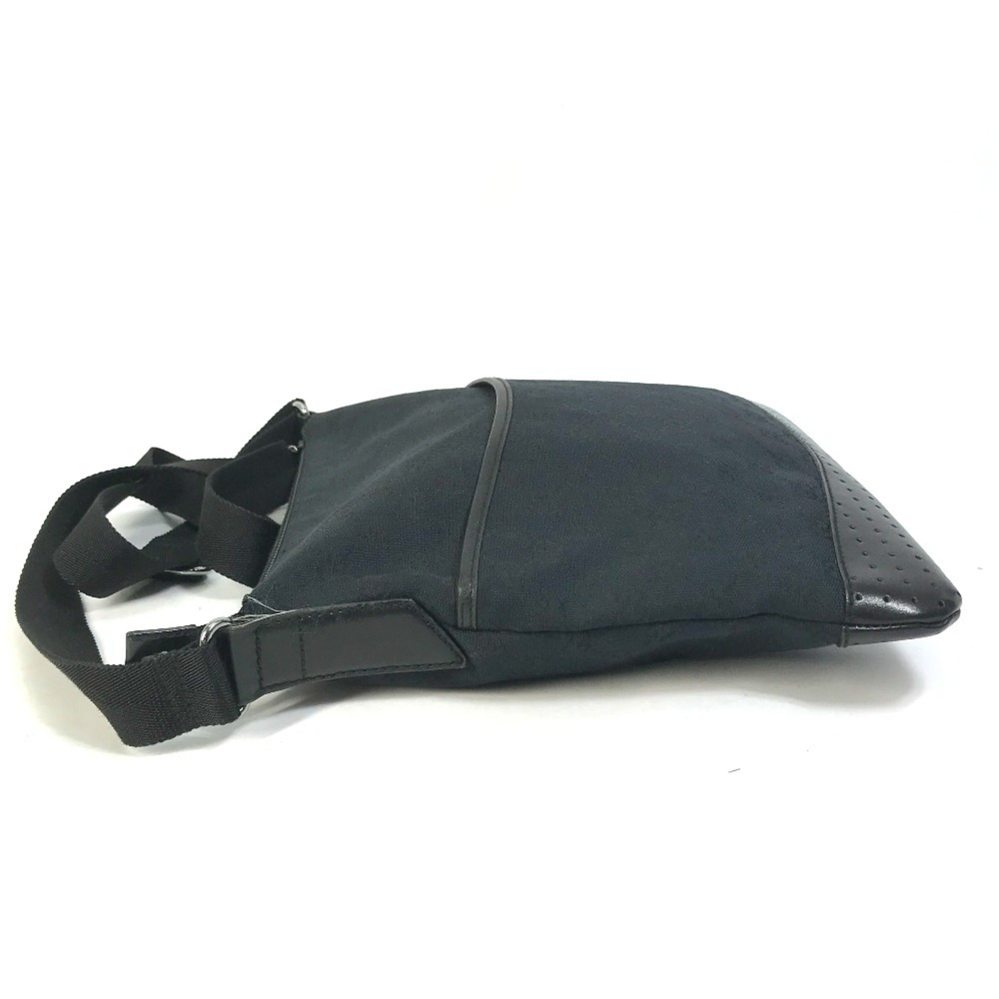 Gucci Black Gg Canvas Shoulder Bag (Pre-Owned)
