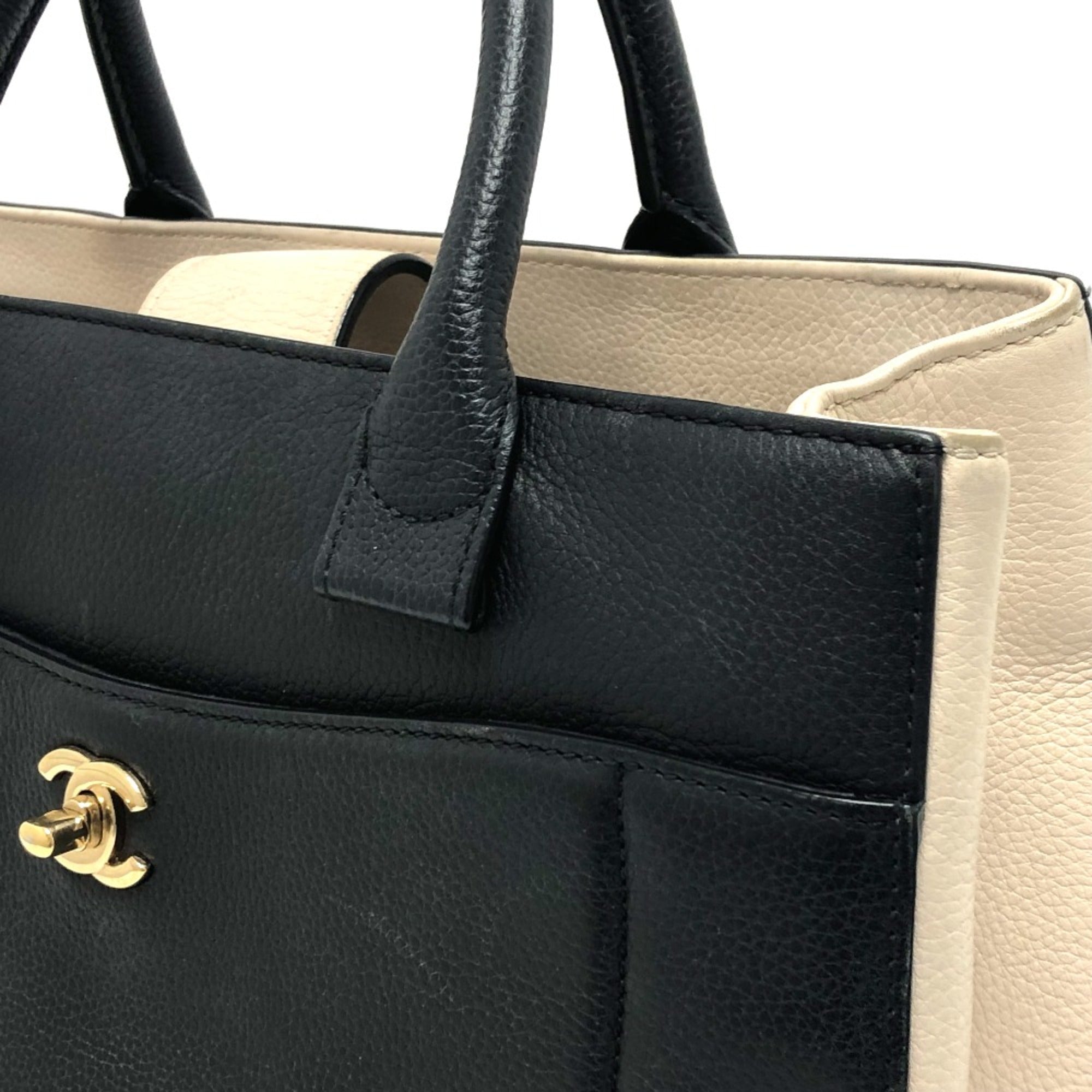 Chanel Black Leather Shoulder Bag (Pre-Owned)