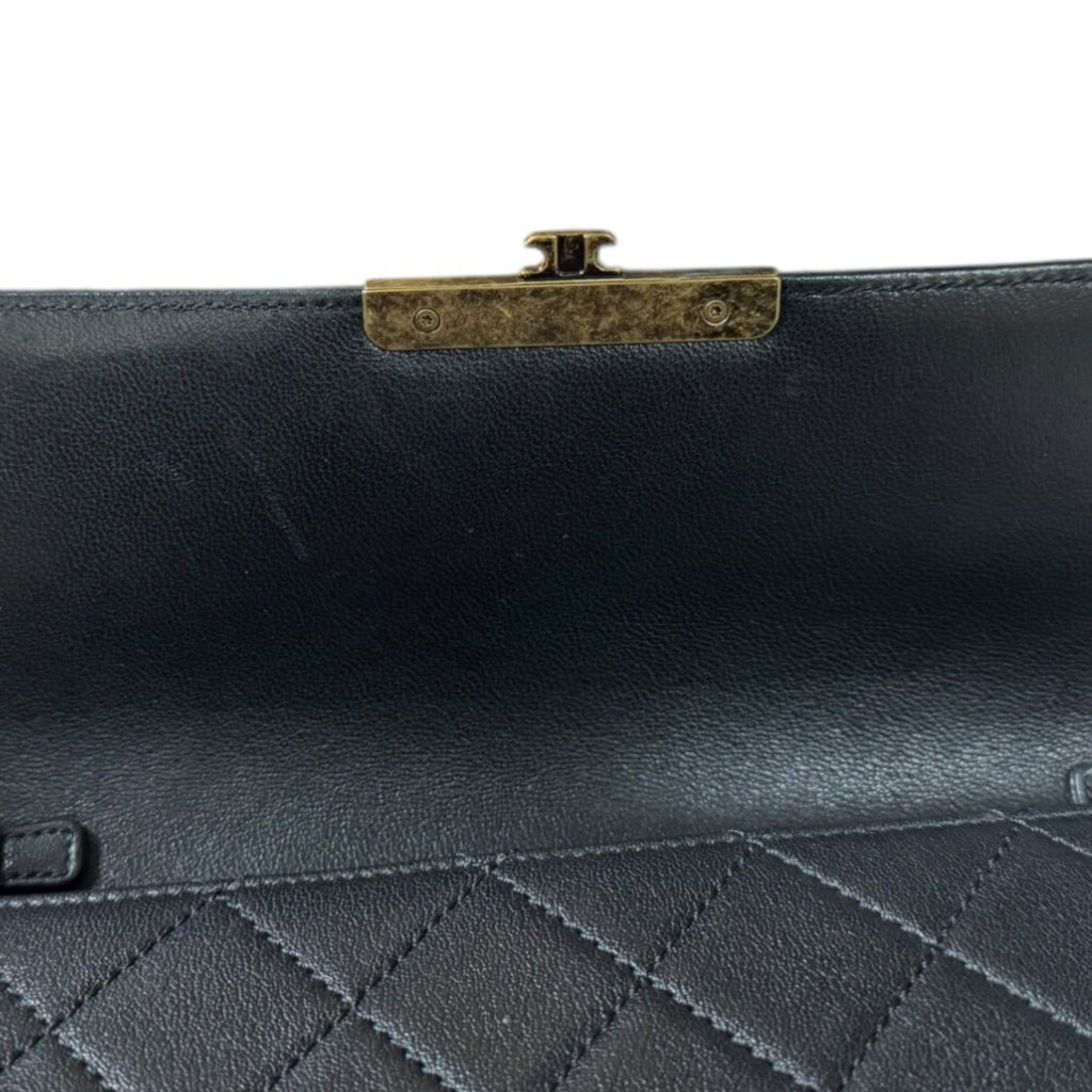 Chanel Black Leather Shoulder Bag (Pre-Owned)