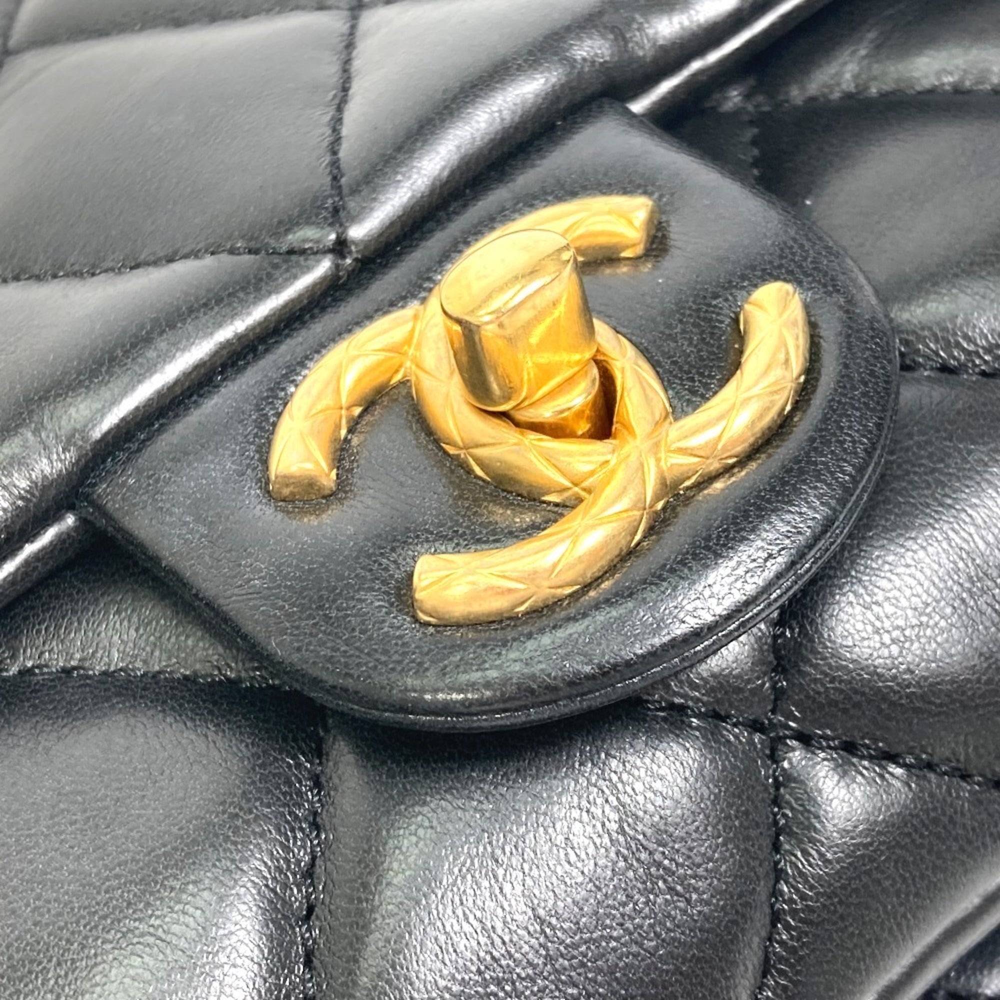 Chanel Black Leather Shoulder Bag (Pre-Owned)
