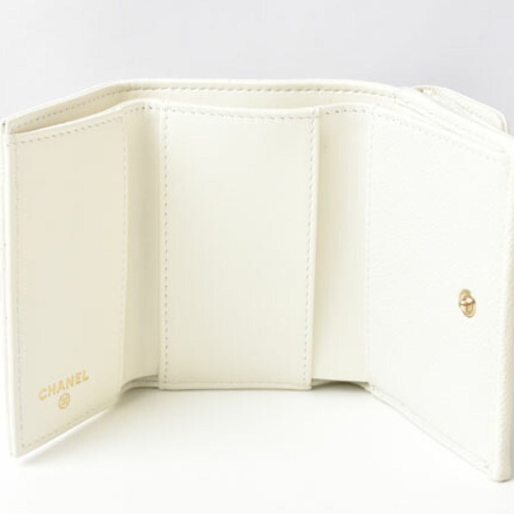 Chanel Boy Chanel Off-White Grained Calfskin Wallet (Bi-Fold) (Pre-Owned)