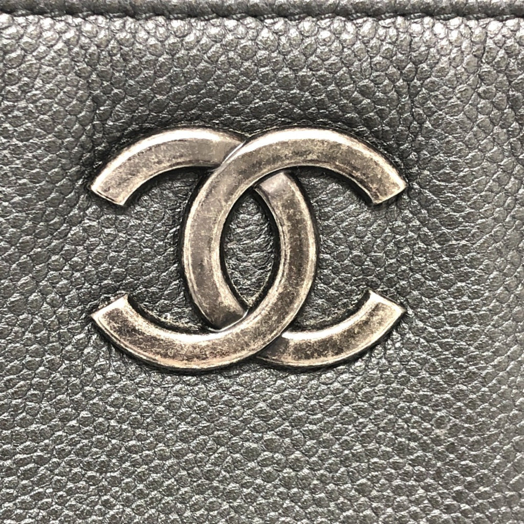 Chanel Black Leather Shoulder Bag (Pre-Owned)