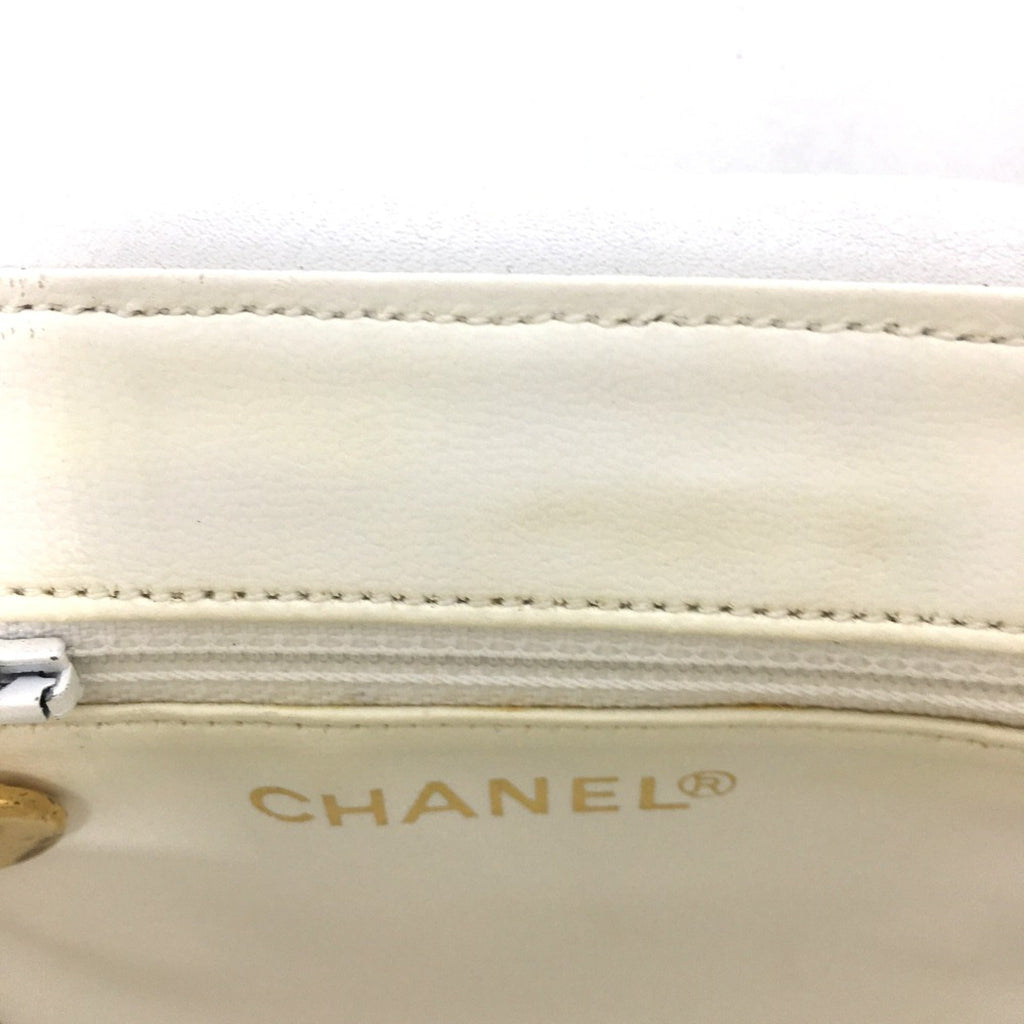 Chanel White Leather Shoulder Bag (Pre-Owned)