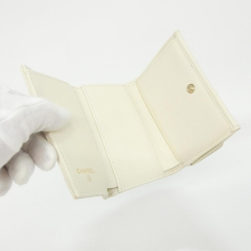 Chanel White Grained Calfskin Wallet (Bi-Fold) (Pre-Owned)