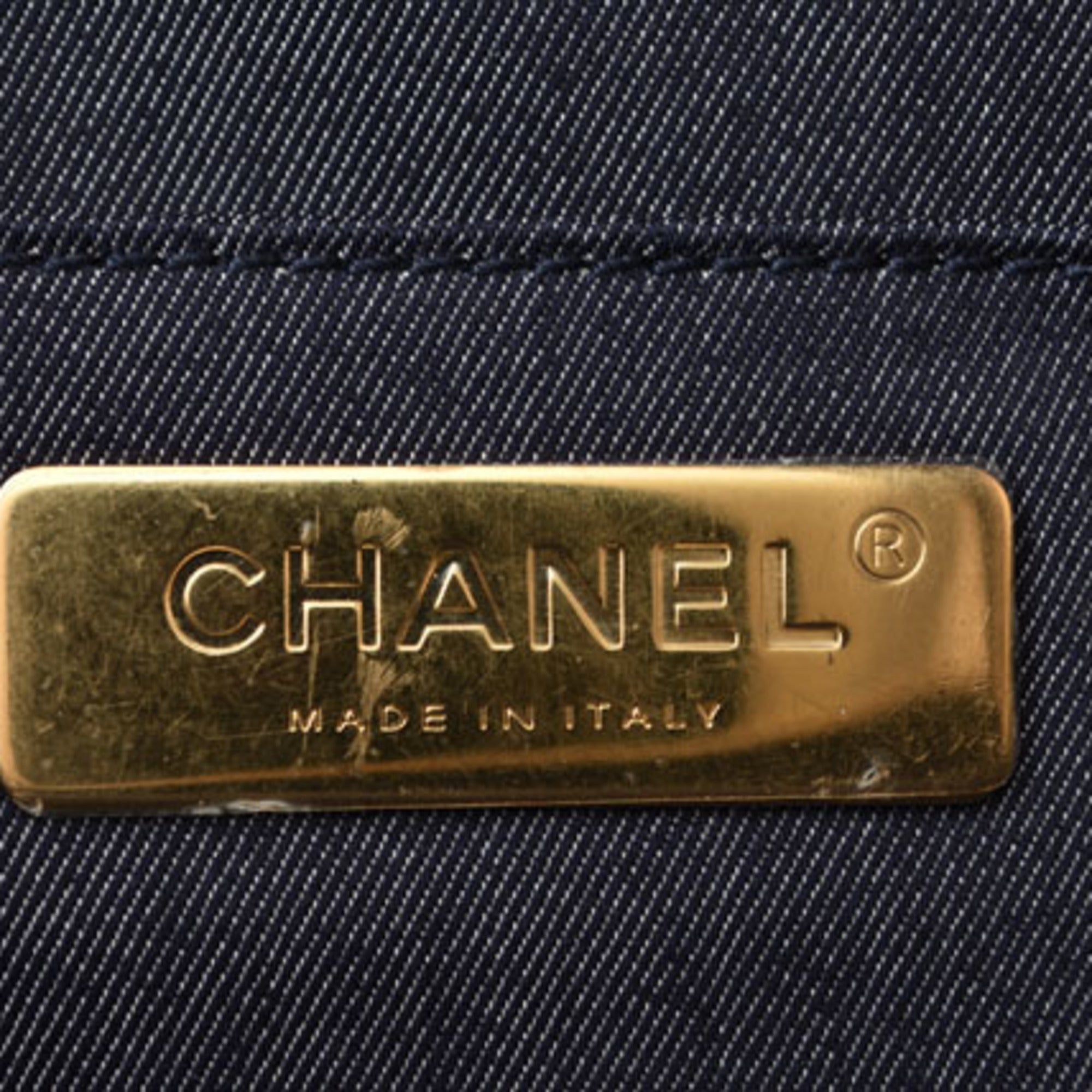 Chanel Black Leather Shoulder Bag (Pre-Owned)