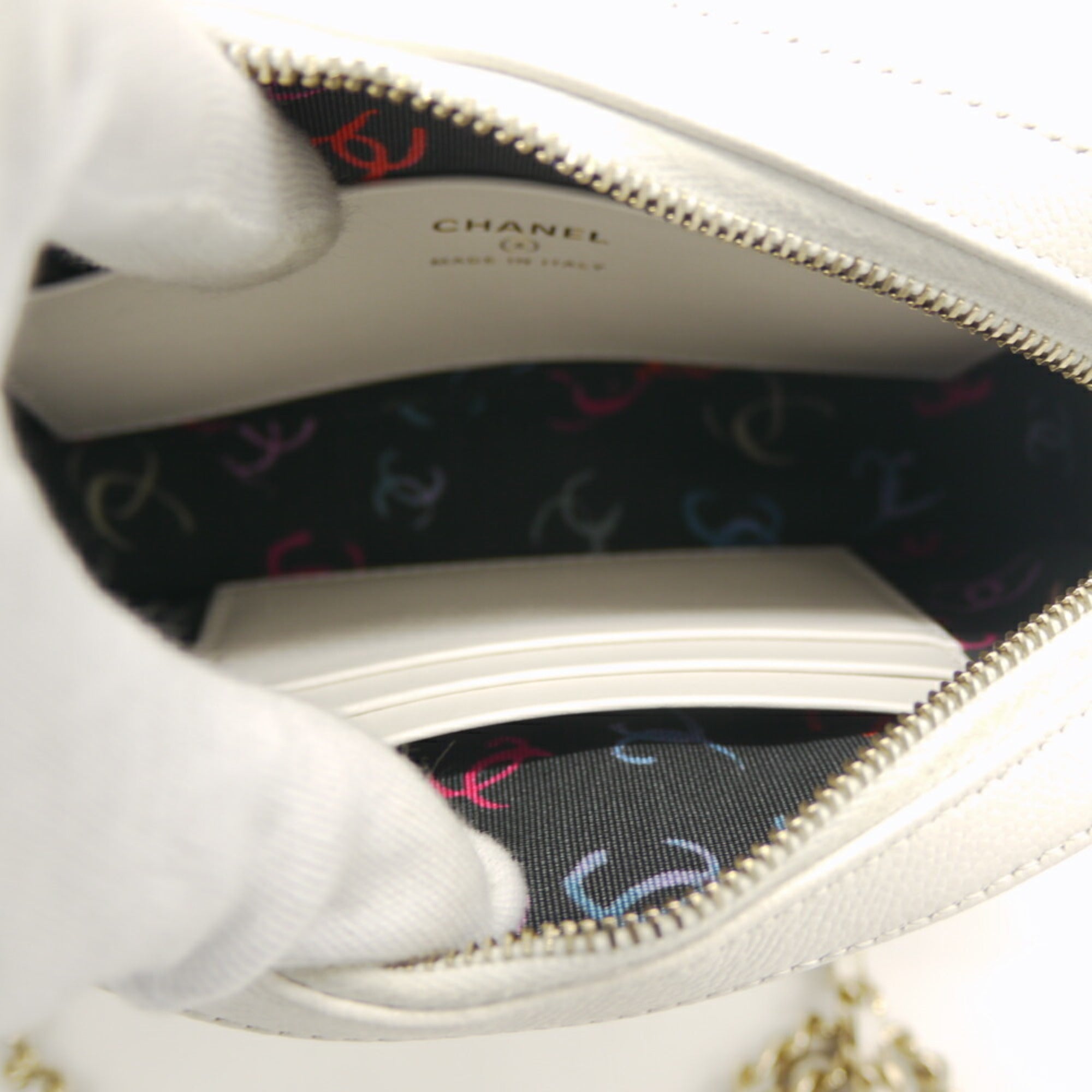 Chanel White Grained Calfskin Shoulder Bag (Pre-Owned)