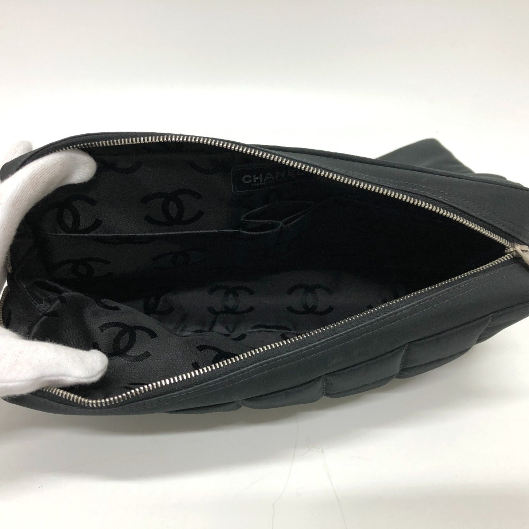 Chanel Black Cloth Shoulder Bag (Pre-Owned)