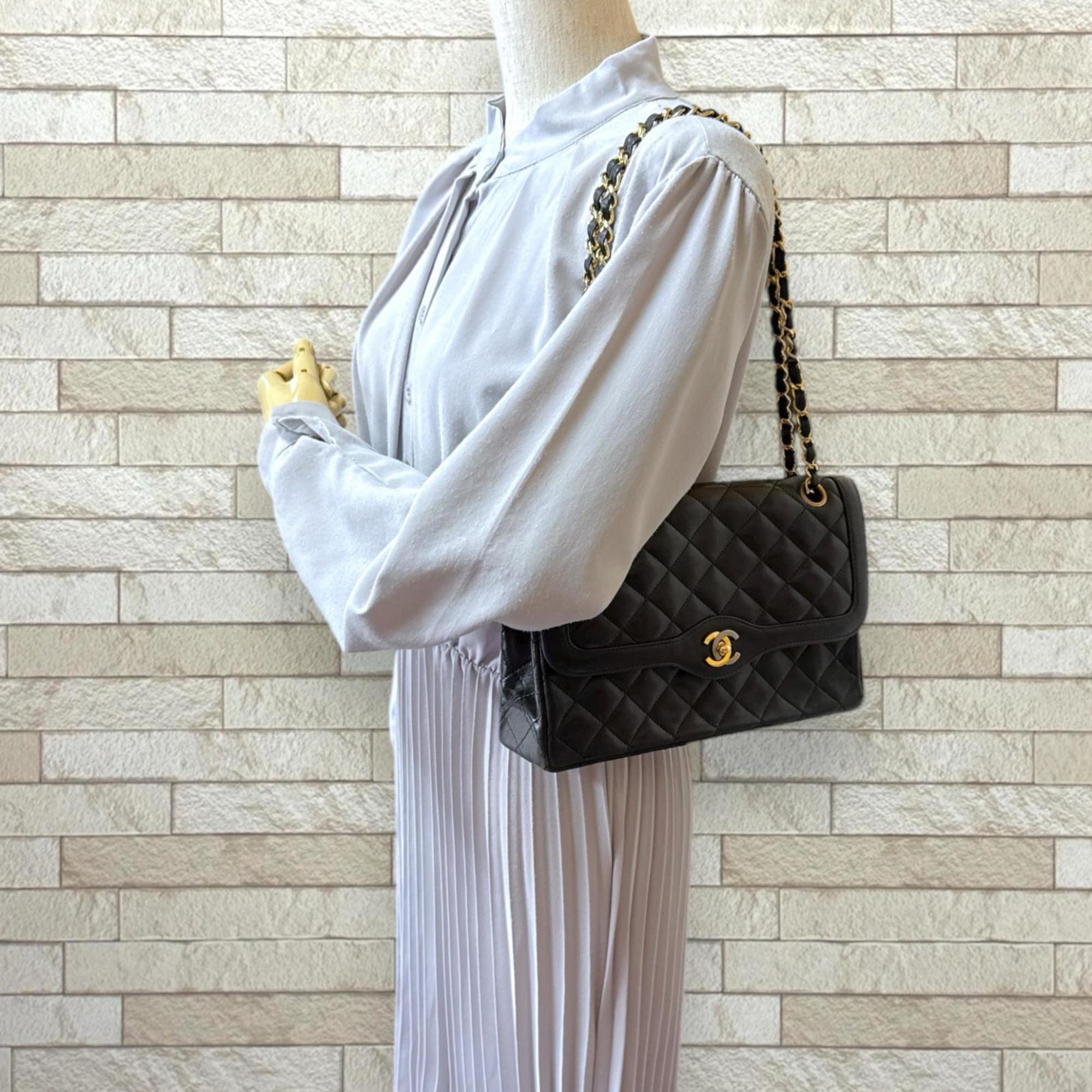 Chanel Black Leather Shoulder Bag (Pre-Owned)