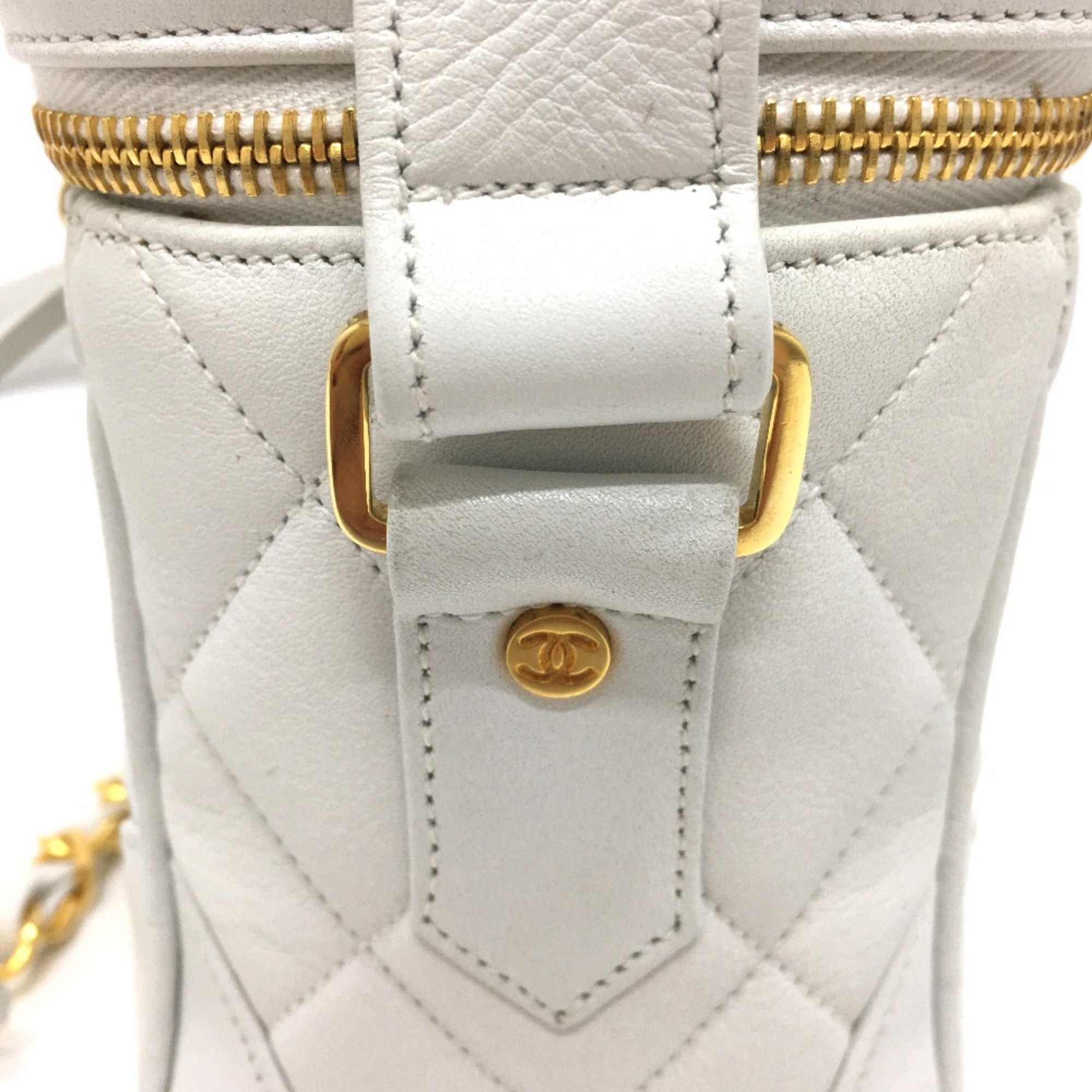 Chanel White Leather Shoulder Bag (Pre-Owned)