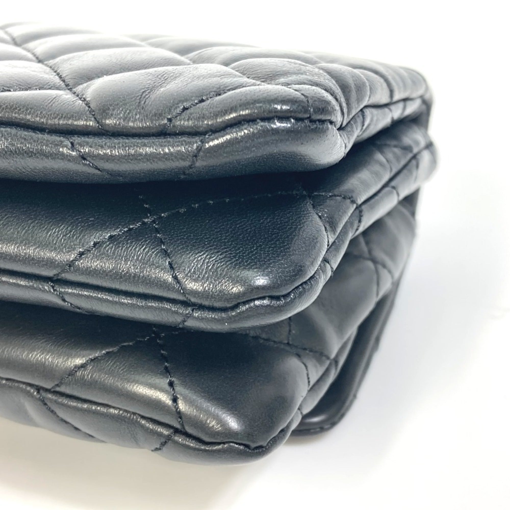 Chanel Black Leather Shoulder Bag (Pre-Owned)
