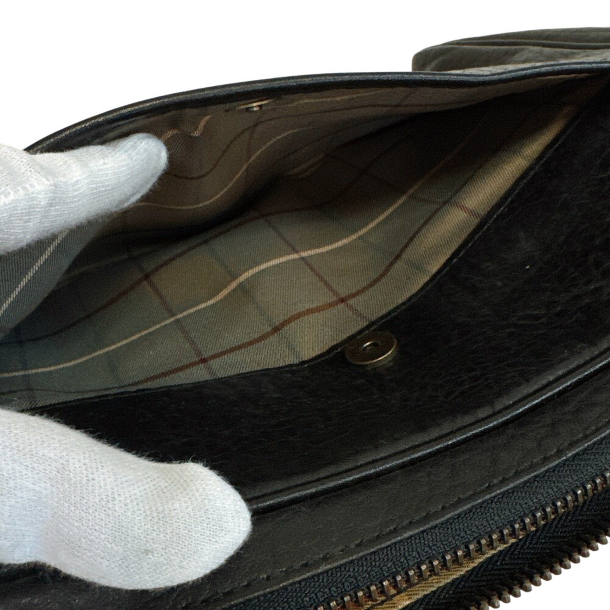 Burberry Black Leather Clutch Bag (Pre-Owned)