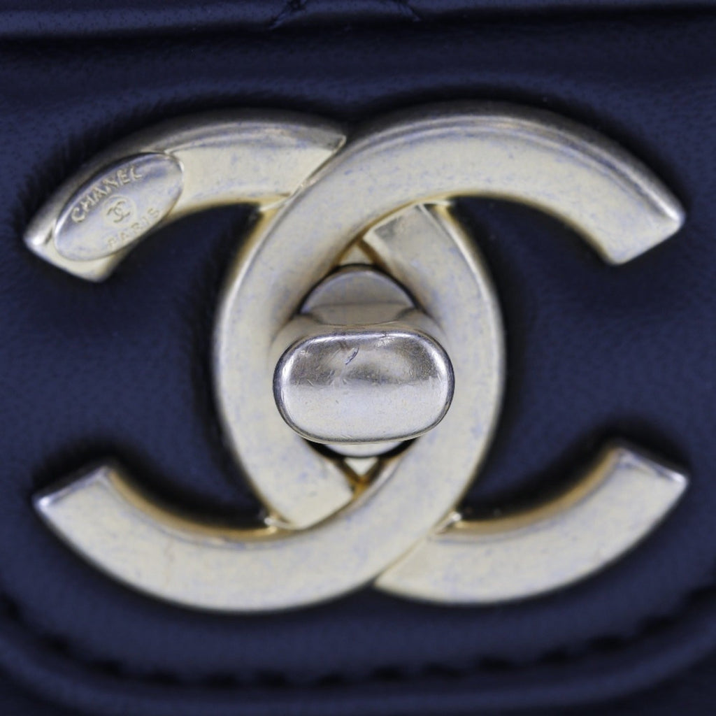 Chanel Black Leather Shoulder Bag (Pre-Owned)