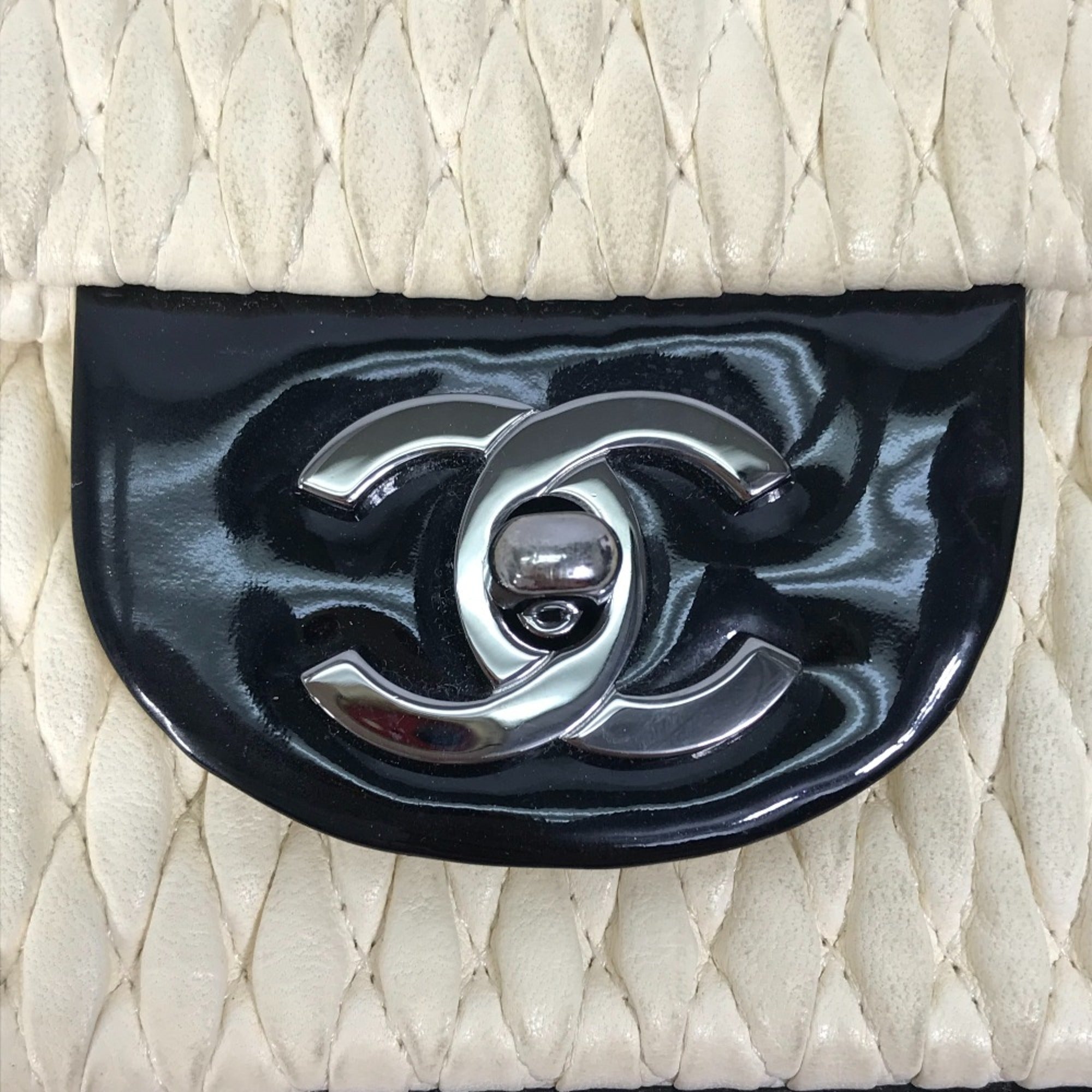 Chanel White Leather Shoulder Bag (Pre-Owned)