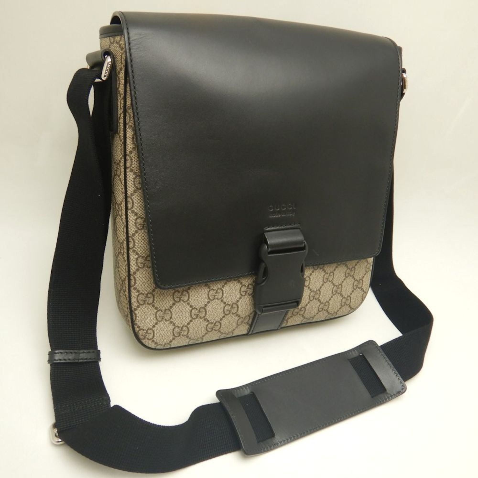 Gucci Beige Black Gg Supreme Shoulder Bag (Pre-Owned)