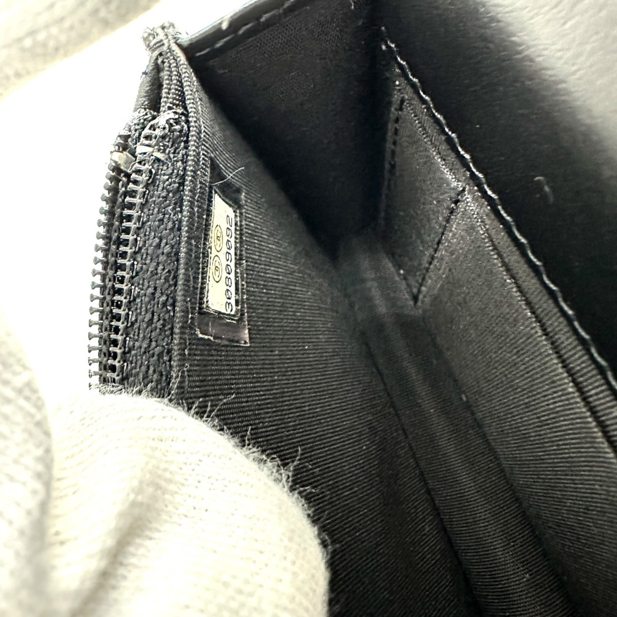 Chanel Black Leather Shoulder Bag (Pre-Owned)