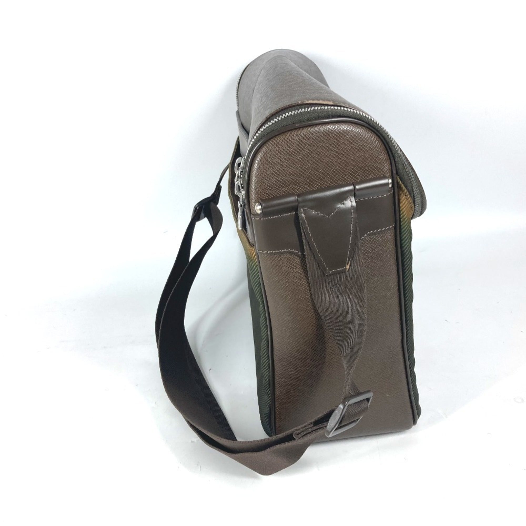 Louis Vuitton Brown Taiga Leather Nylon Messenger Bag Shoulder Bag (Pre-Owned)
