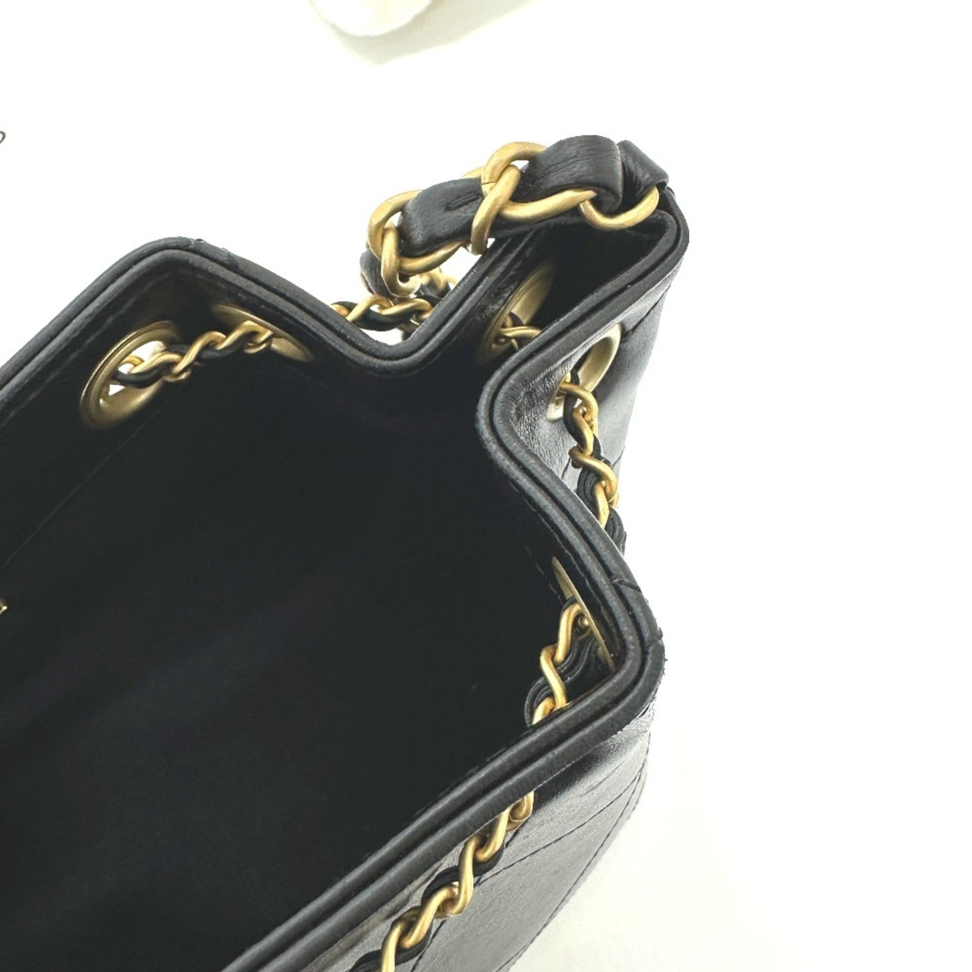 Chanel Black Leather Shoulder Bag (Pre-Owned)