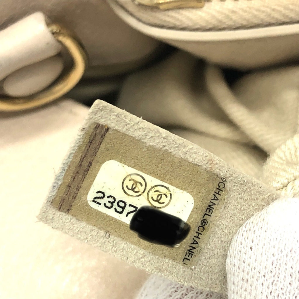 Chanel Black Leather Shoulder Bag (Pre-Owned)