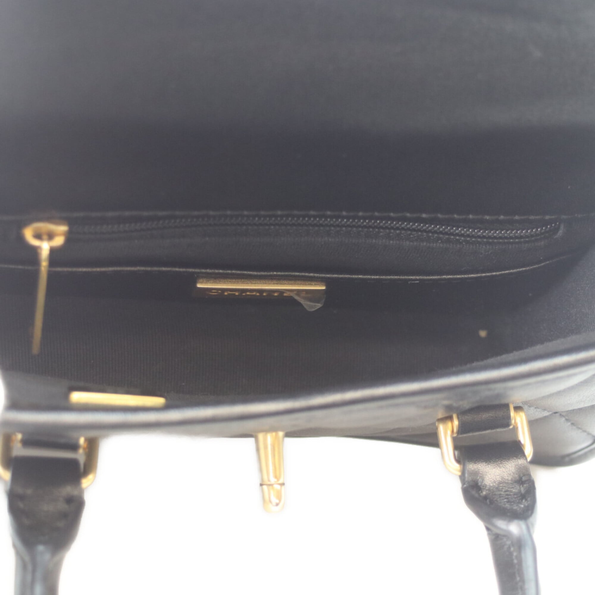 Chanel Black Leather Shoulder Bag (Pre-Owned)