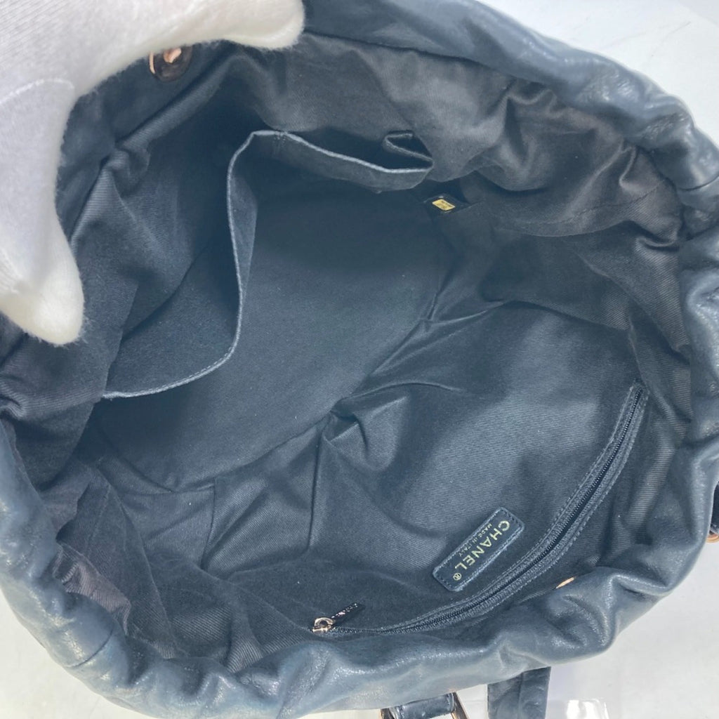 Chanel Black Leather Shoulder Bag (Pre-Owned)