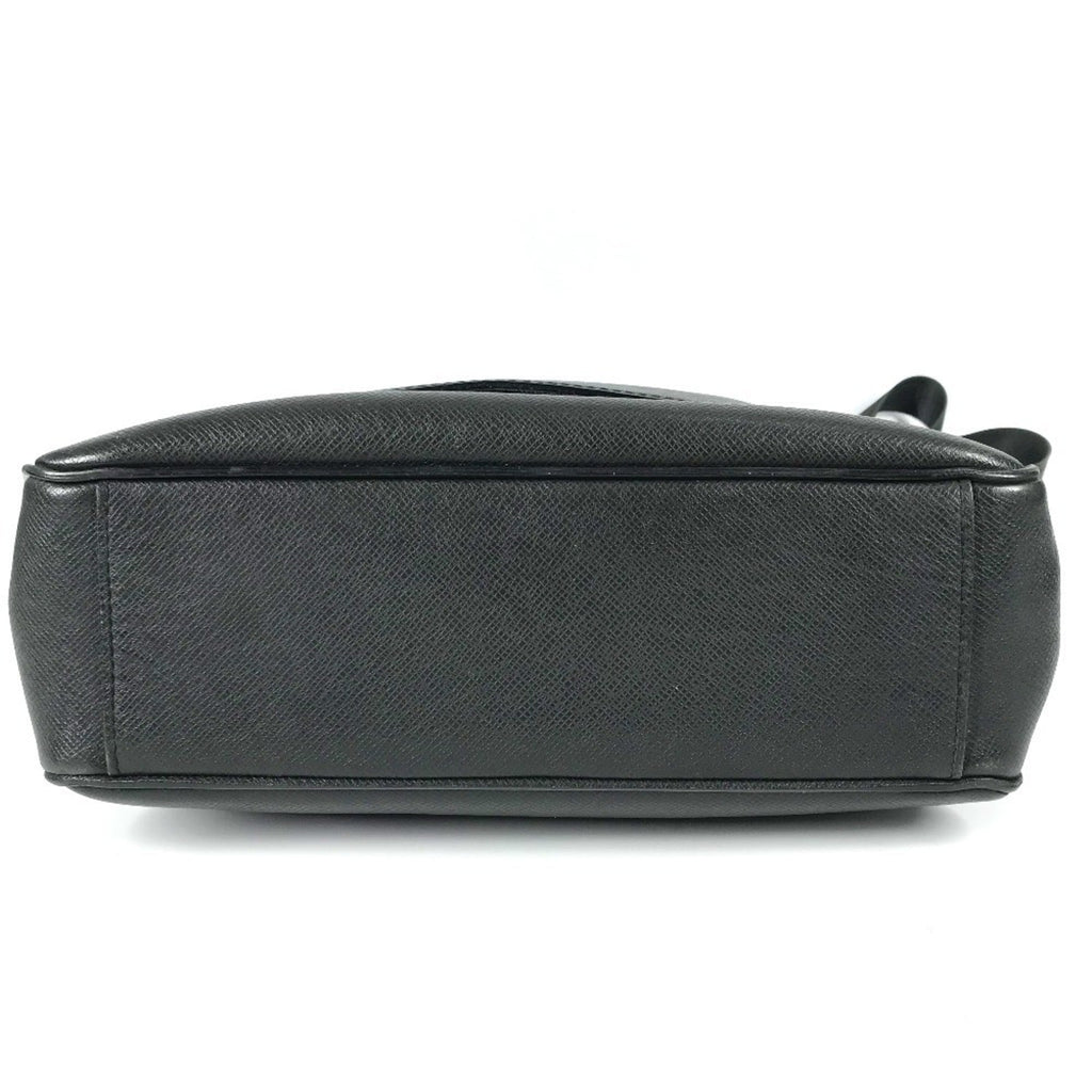Louis Vuitton Ardoise Black Taiga Leather Leather Messenger Bag Shoulder Bag (Pre-Owned)