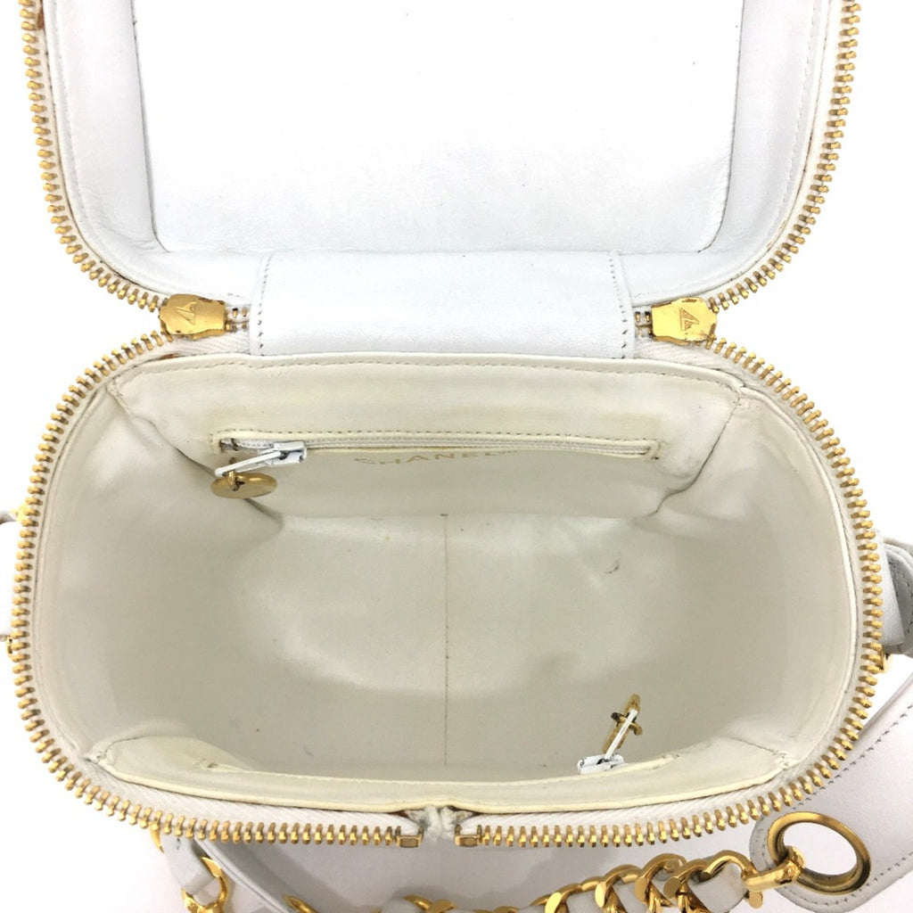 Chanel White Leather Shoulder Bag (Pre-Owned)