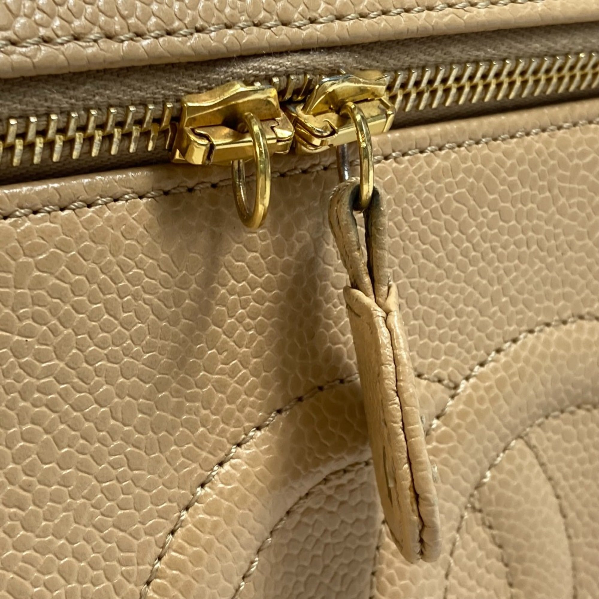 Chanel Beige Leather Shoulder Bag (Pre-Owned)