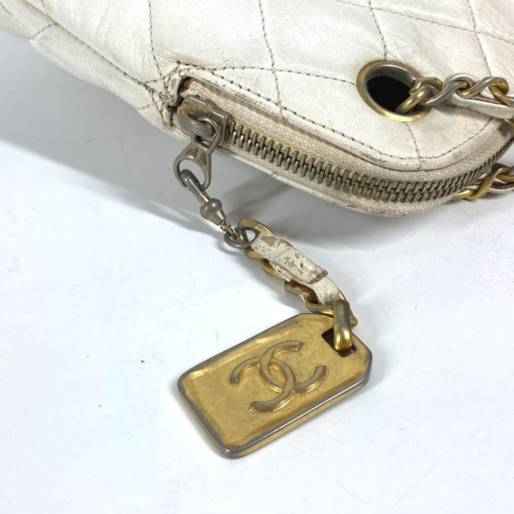 Chanel White Leather Shoulder Bag (Pre-Owned)