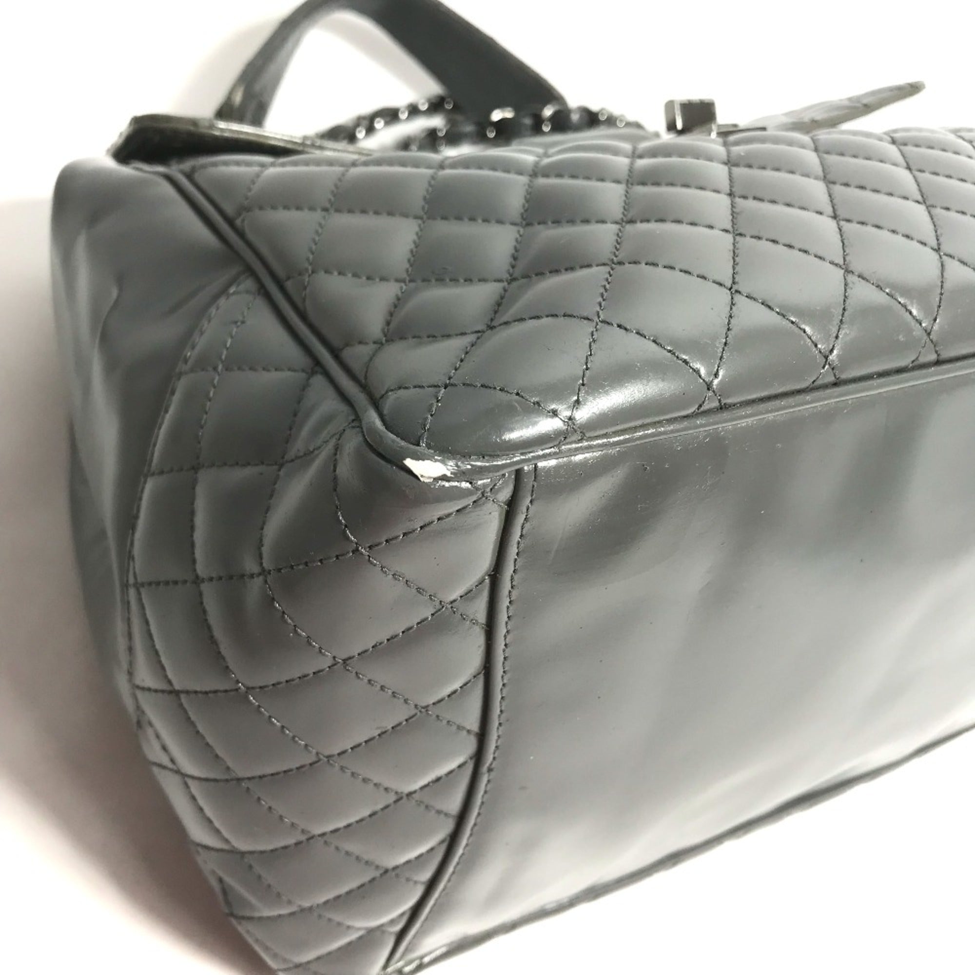 Chanel Gray Leather Shoulder Bag (Pre-Owned)