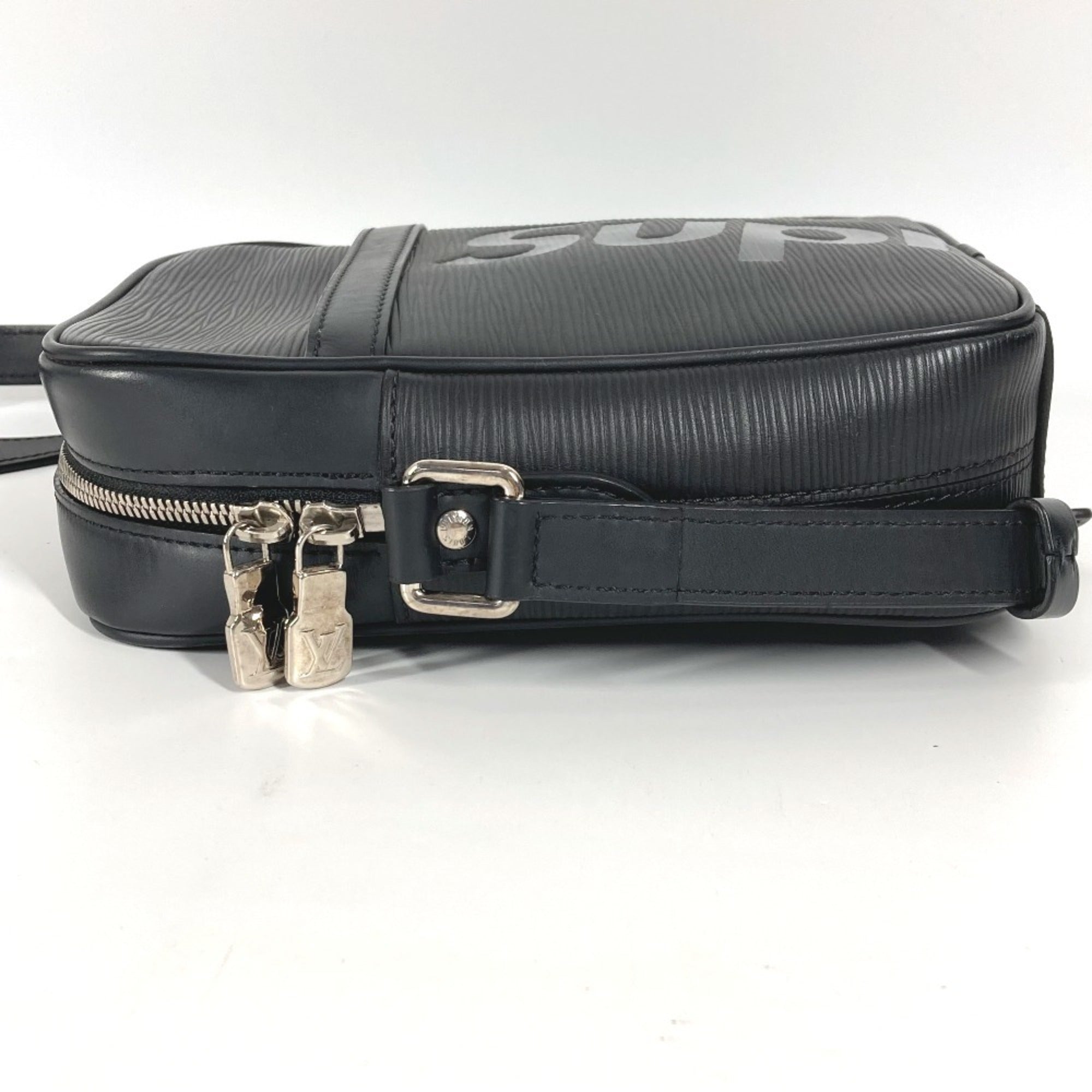 Louis Vuitton Black Epi Leather Pochette Shoulder Bag (Pre-Owned)
