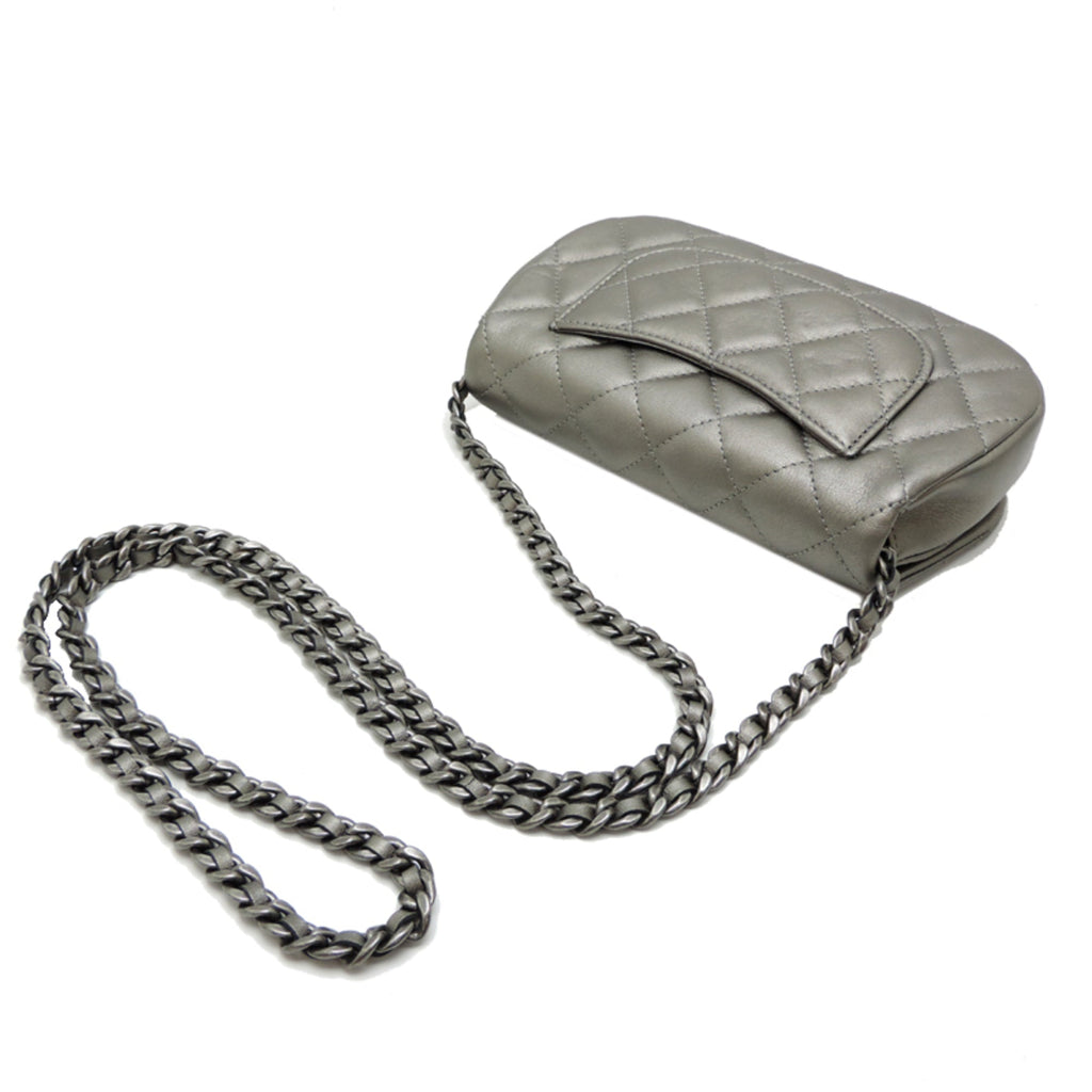 Chanel Matelasse Silver Leather Shoulder Bag (Pre-Owned)