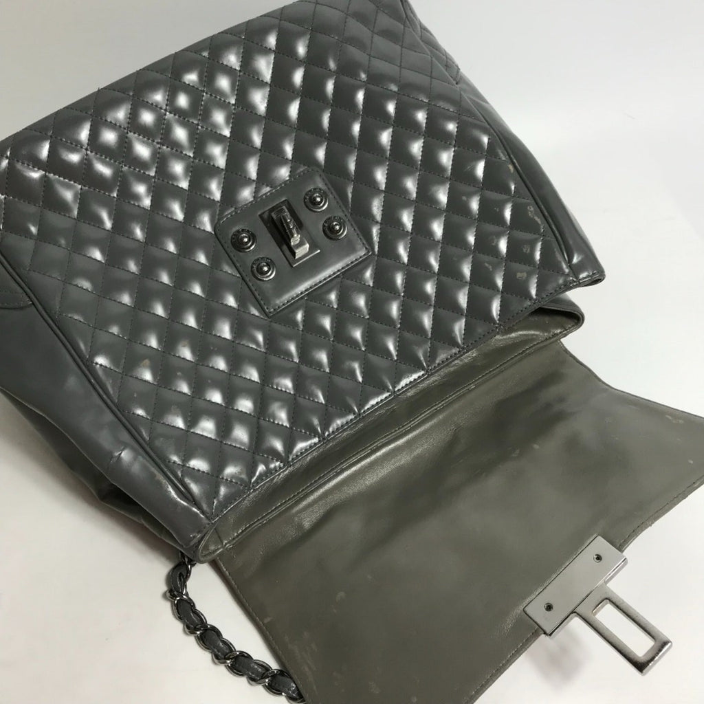 Chanel Gray Leather Shoulder Bag (Pre-Owned)