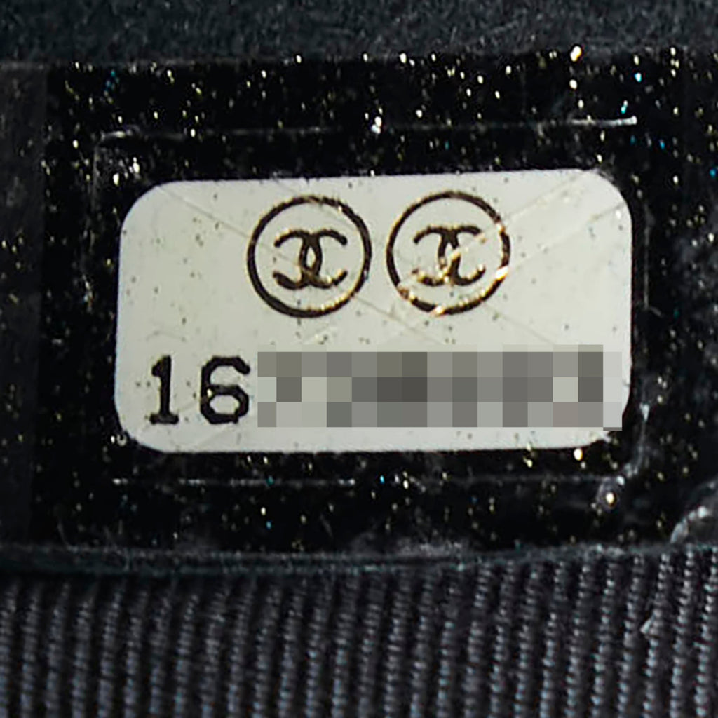 Chanel Gray Leather Shoulder Bag (Pre-Owned)