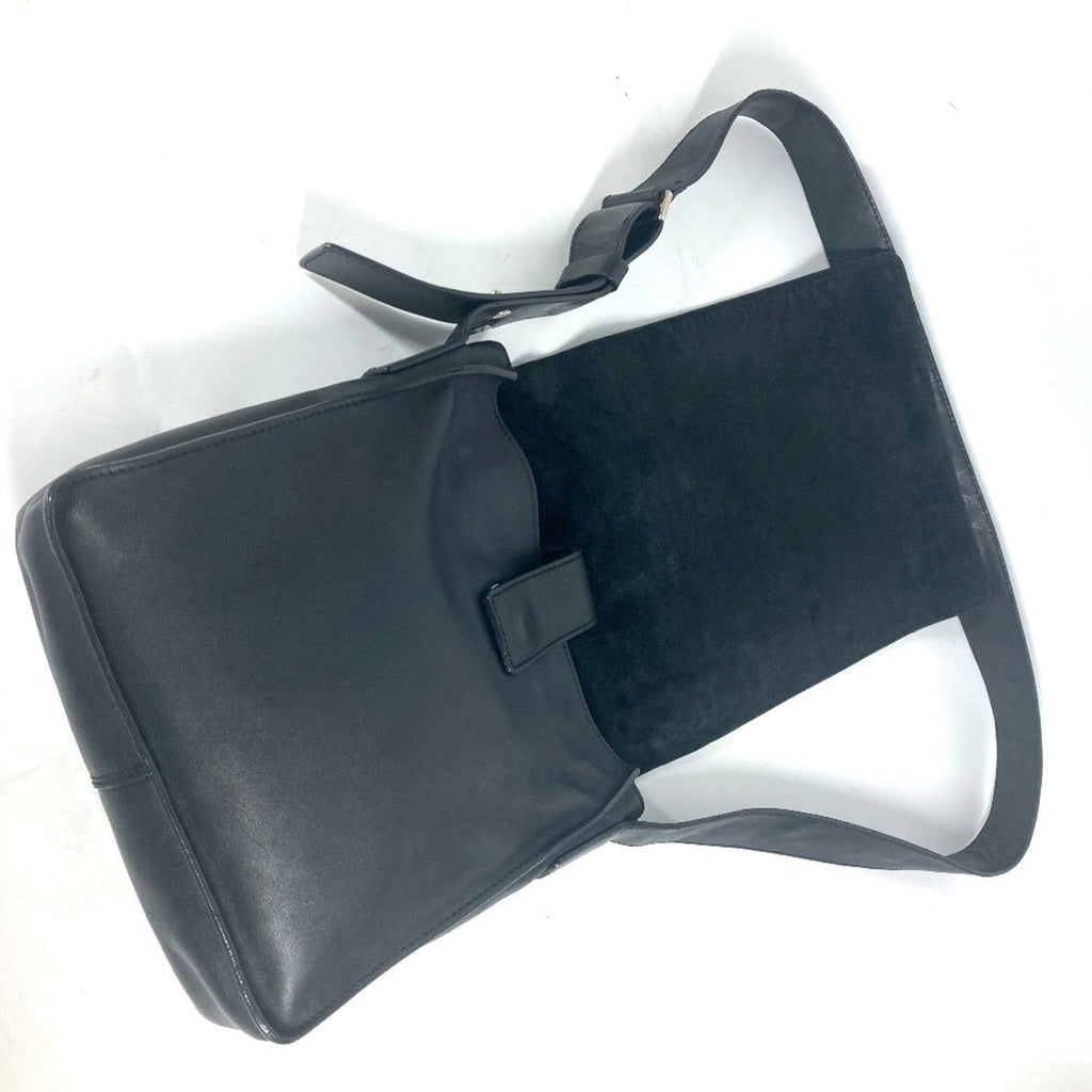 Chanel Black White Leather Shoulder Bag (Pre-Owned)