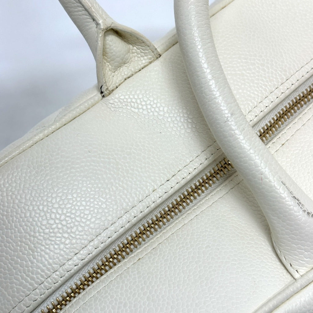 Chanel White Leather Handbag (Pre-Owned)