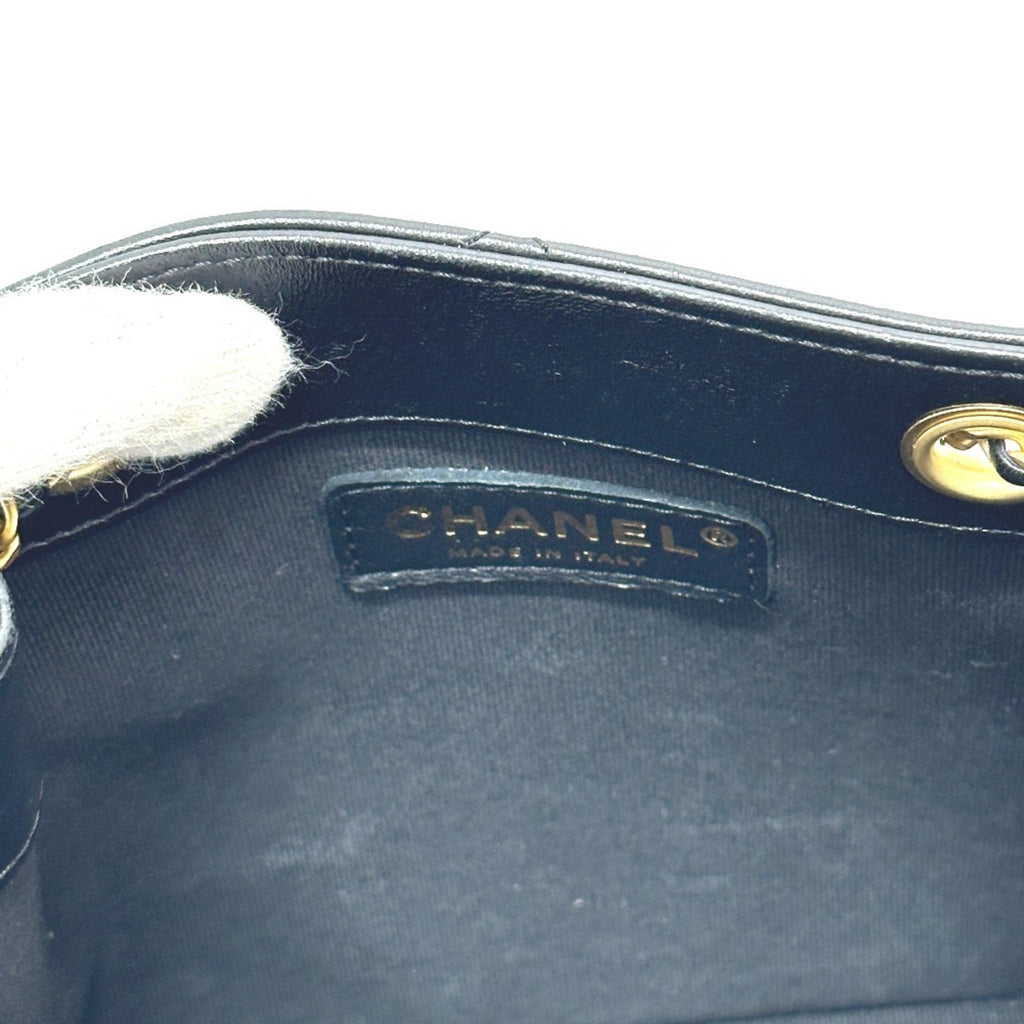 Chanel Black Leather Shoulder Bag (Pre-Owned)