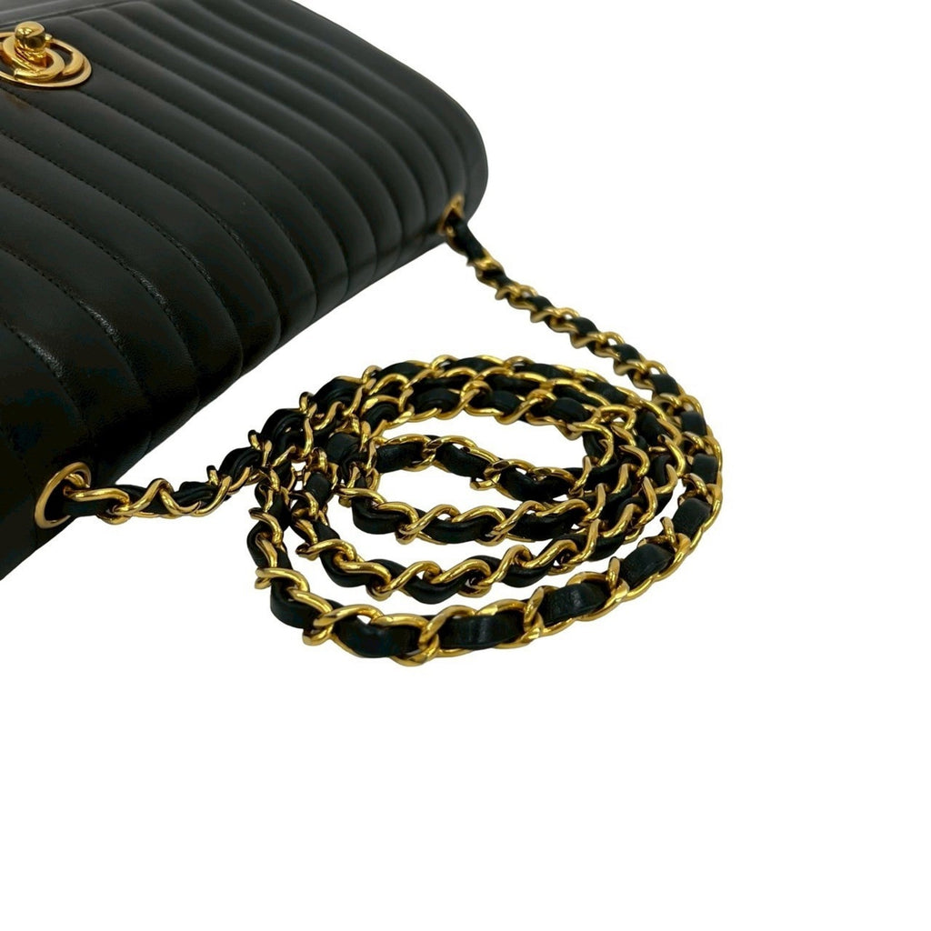 Chanel Black Leather Shoulder Bag (Pre-Owned)