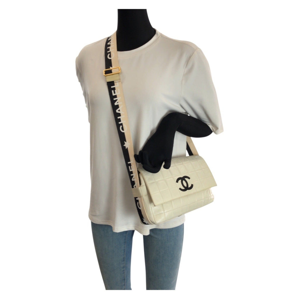Chanel Black Off-White Leather Messenger Bag Shoulder Bag (Pre-Owned)