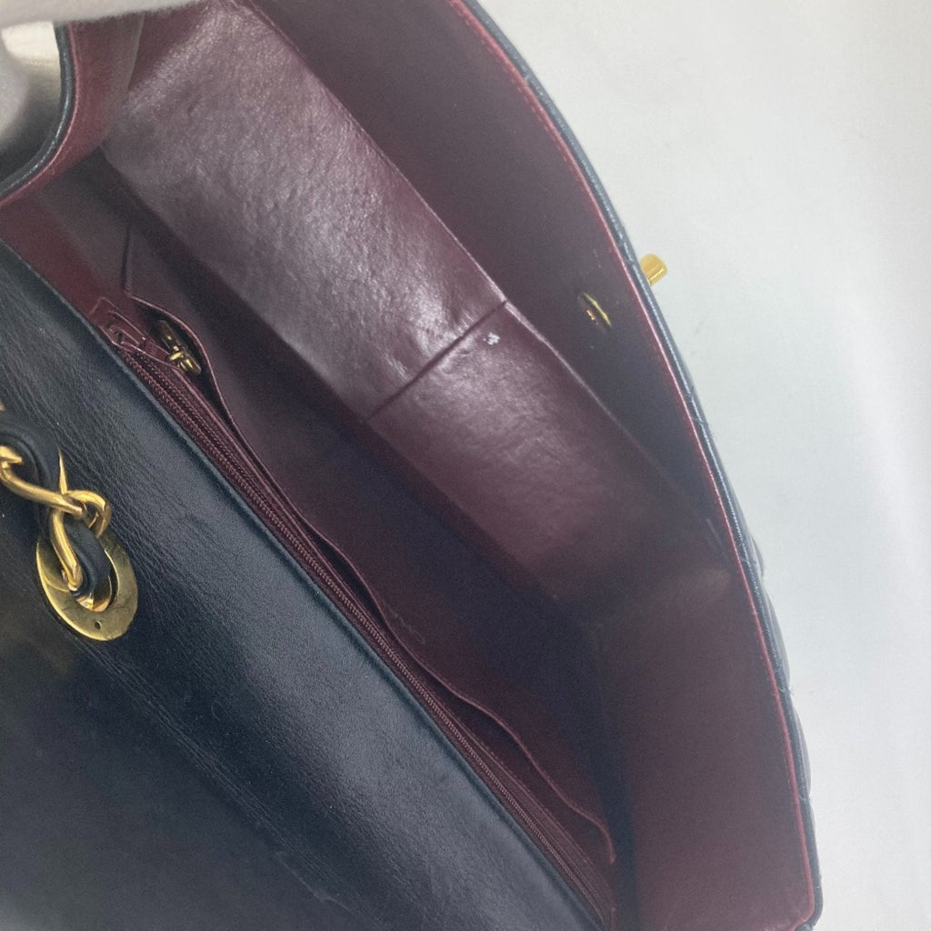 Chanel Black Leather Shoulder Bag (Pre-Owned)