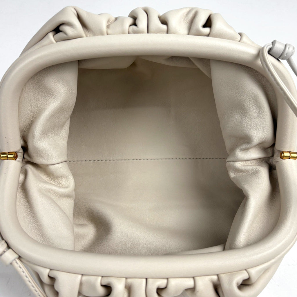Bottega Veneta Ivory Leather Pouch Shoulder Bag (Pre-Owned)