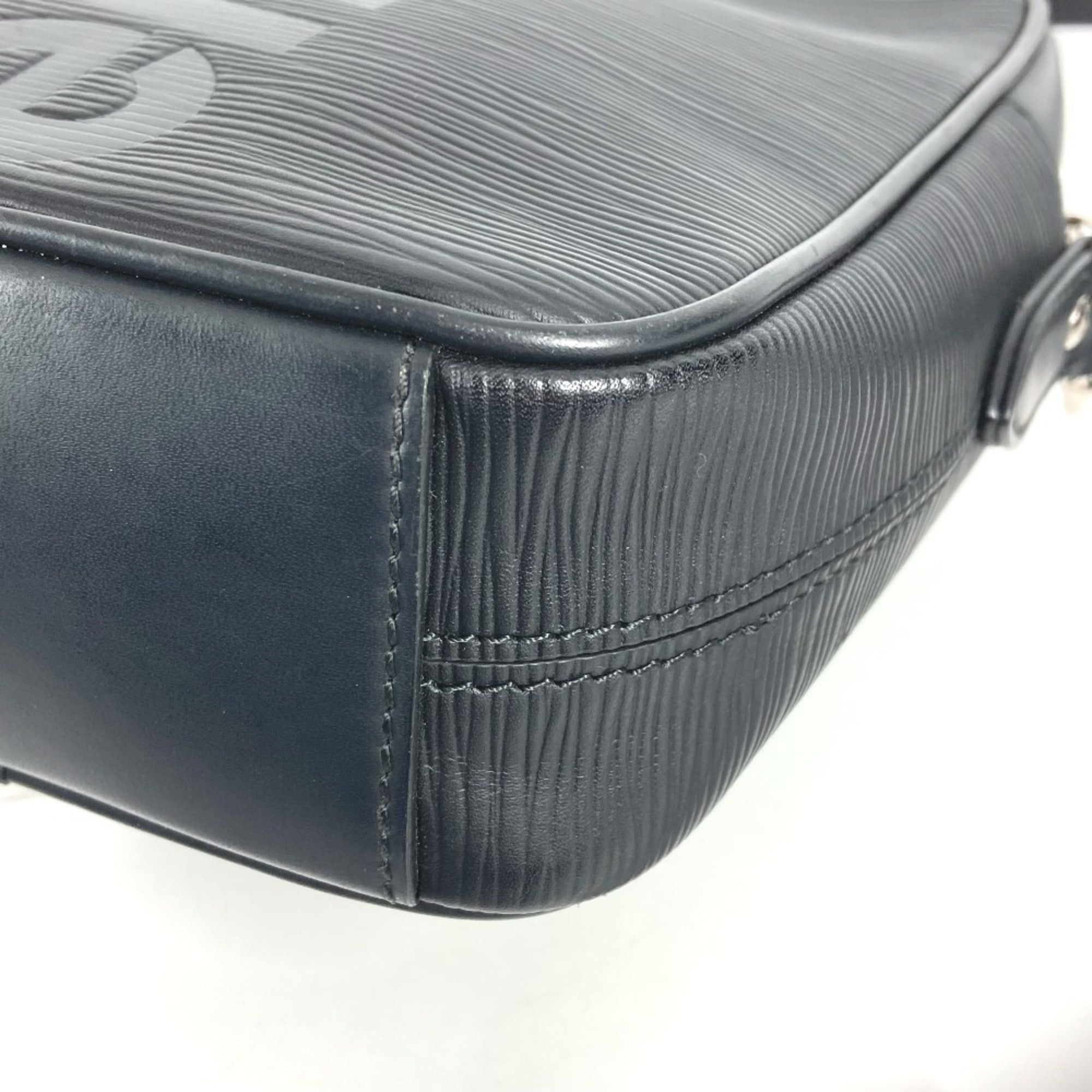 Louis Vuitton Black Epi Leather Pochette Shoulder Bag (Pre-Owned)