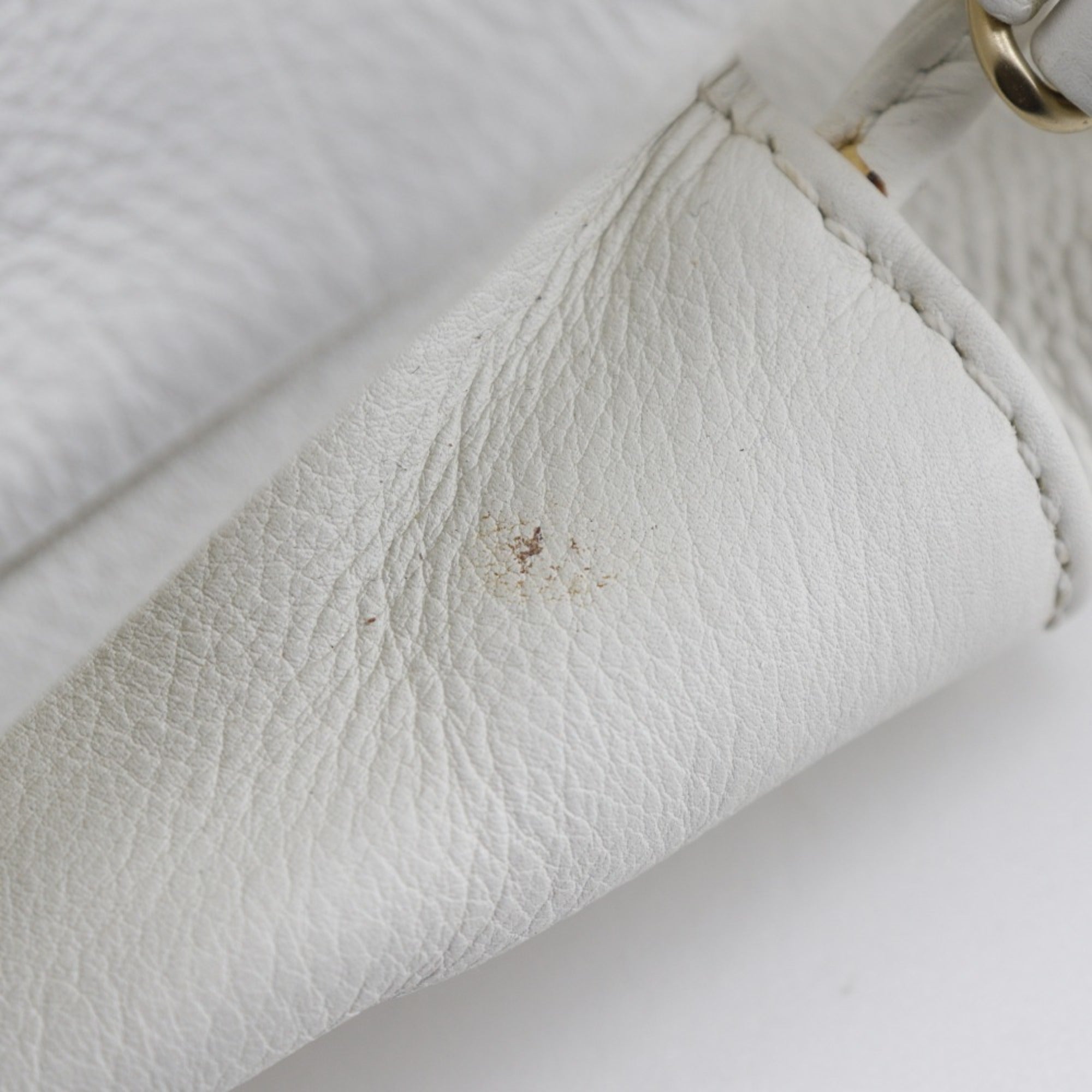 Chanel White Leather Shoulder Bag (Pre-Owned)