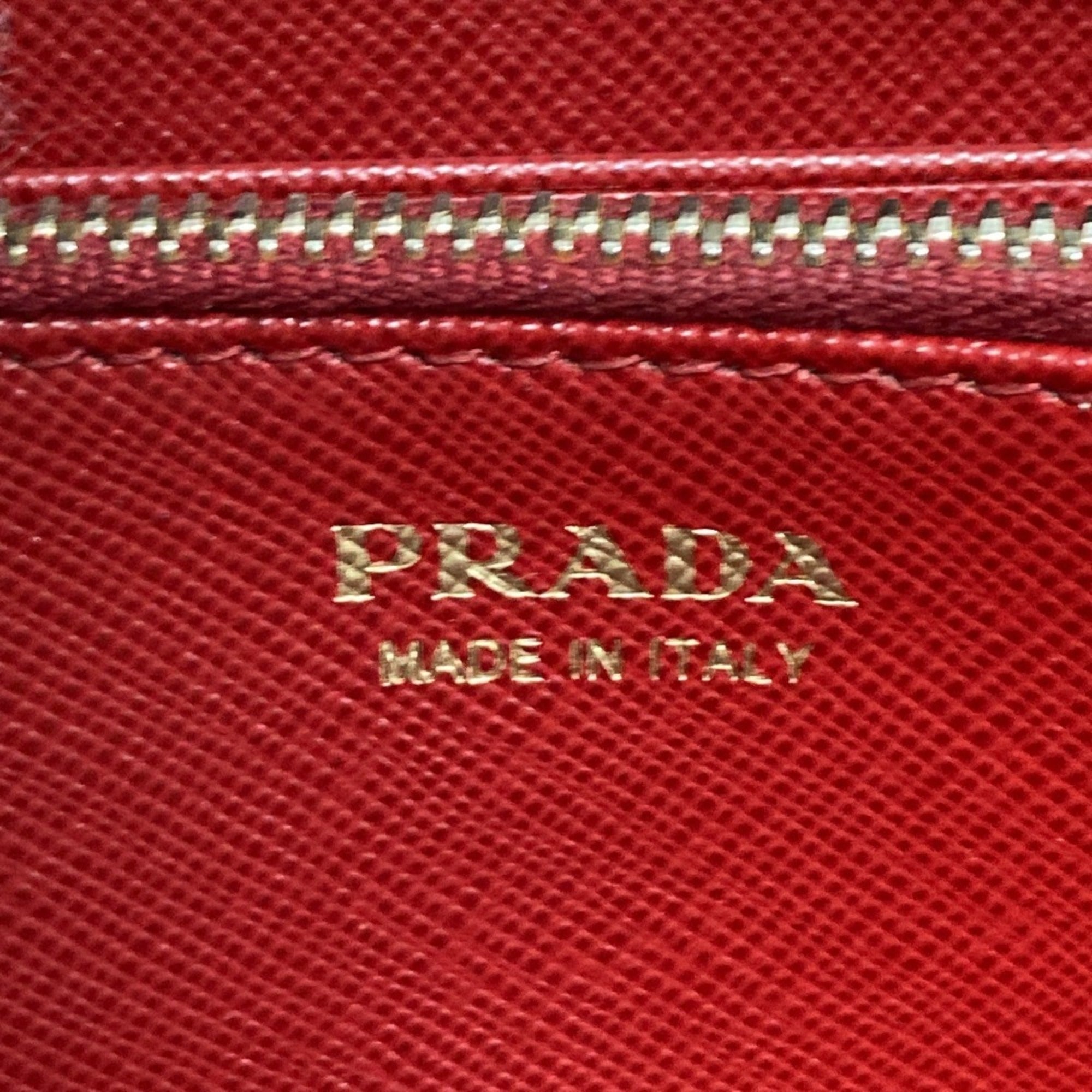 Prada Red Color Leather Long Wallet (Bi-Fold) (Pre-Owned)