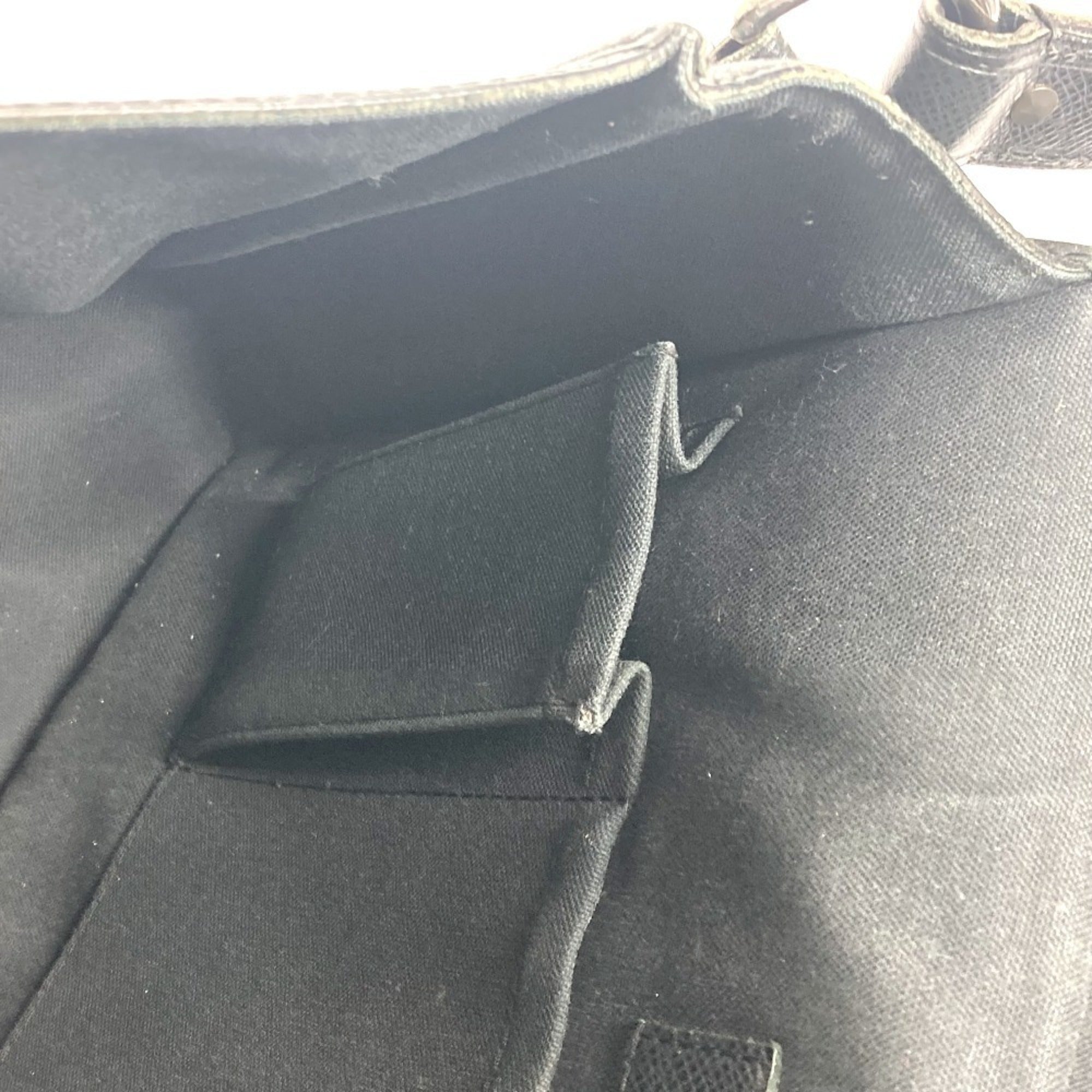 Louis Vuitton Ardoise Black Taiga Leather Shoulder Bag (Pre-Owned)