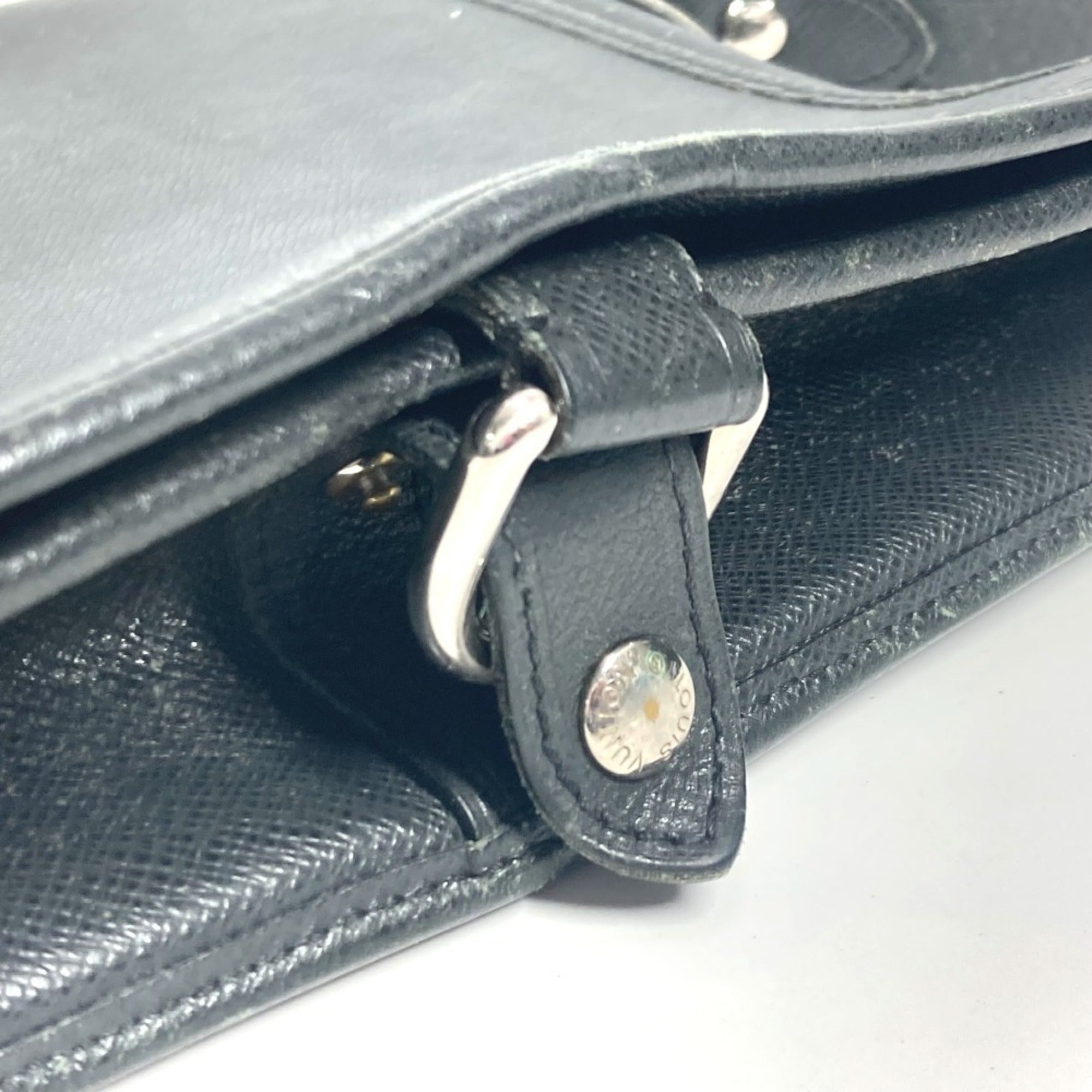 Louis Vuitton Ardoise Black Taiga Leather Shoulder Bag (Pre-Owned)