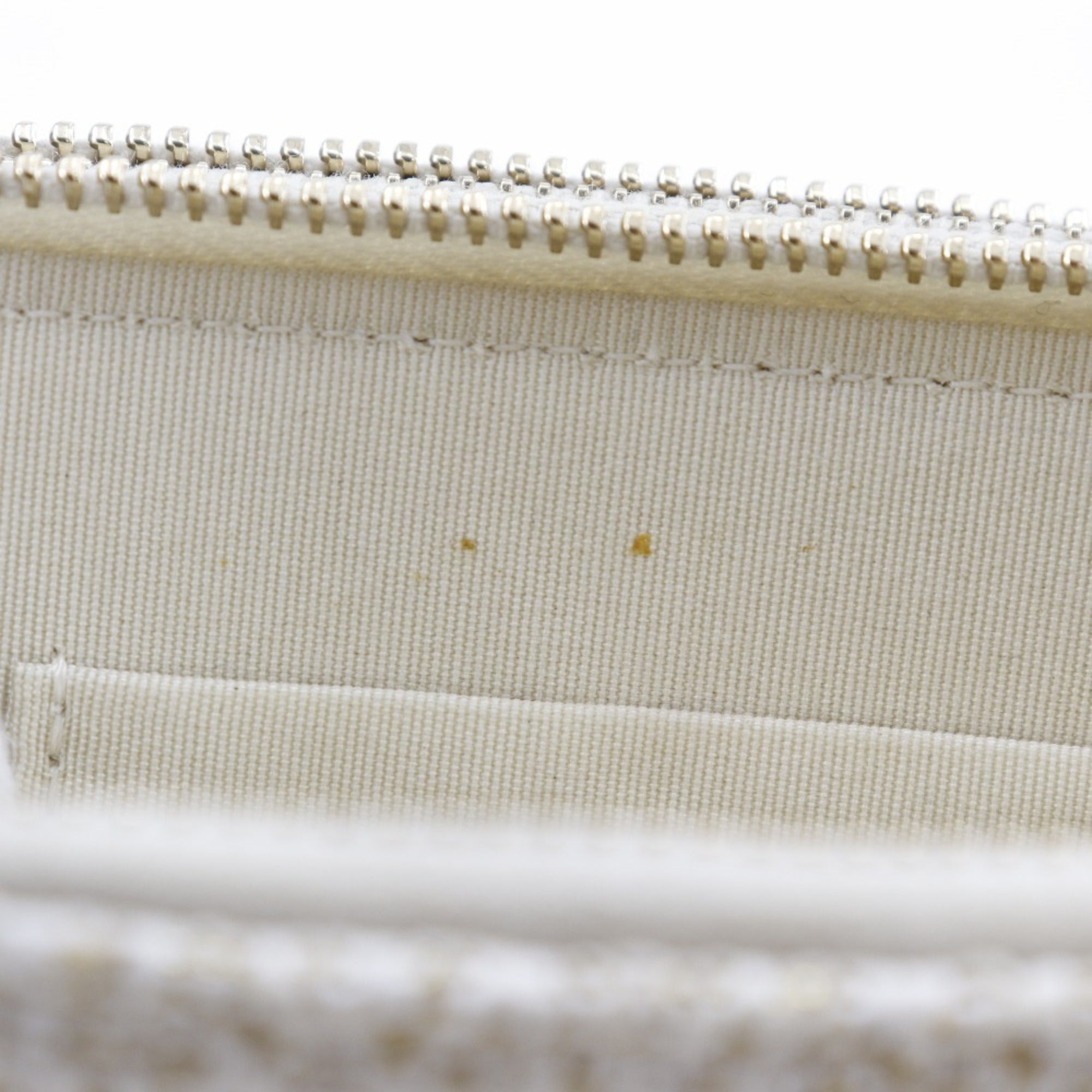 Chanel White Tweed Shoulder Bag (Pre-Owned)